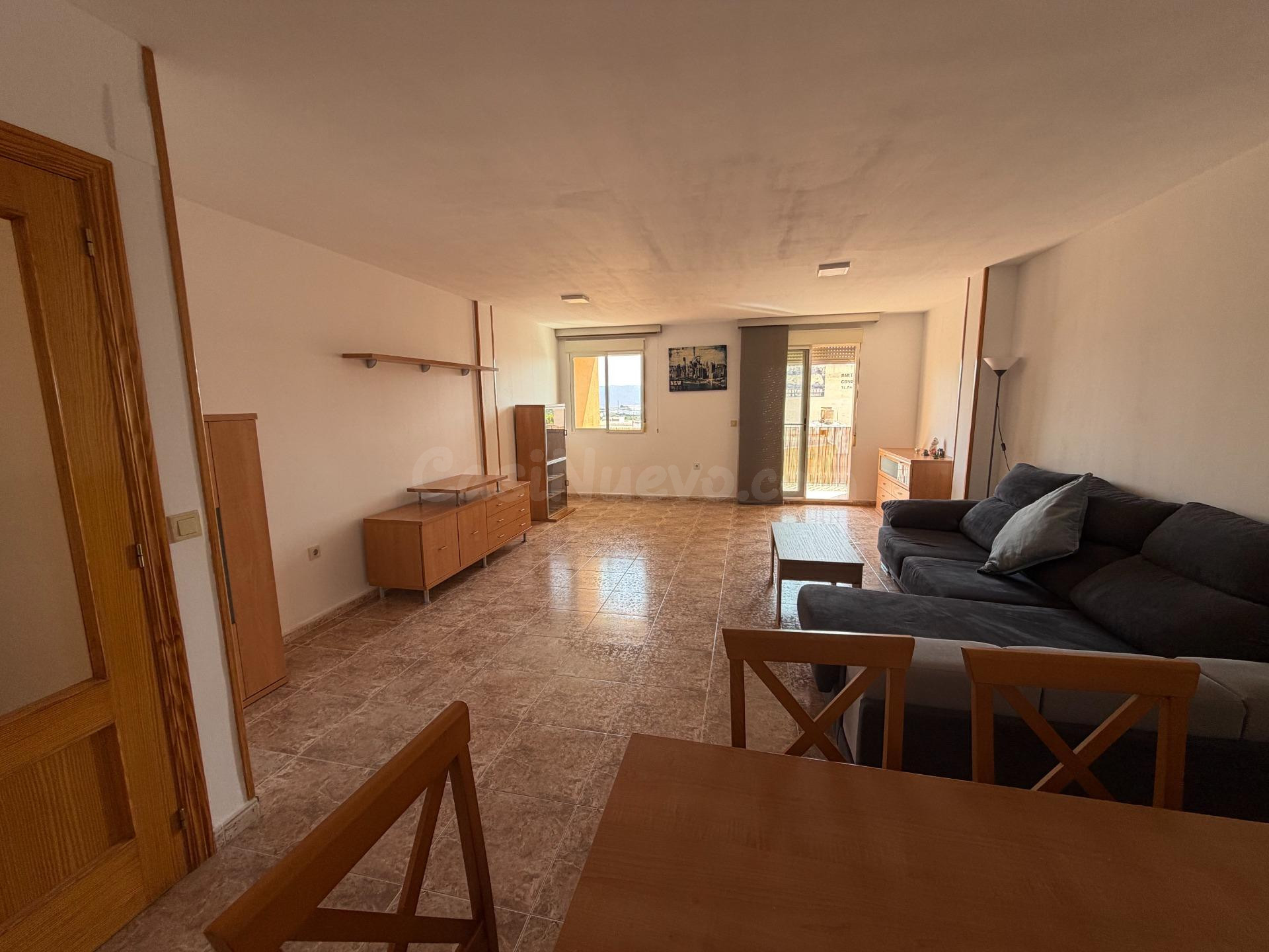 Piso amplio y muy luminoso con ascensor y comunidad incluidos – 800 €/mes (posibilidad de plaza de garaje en el mismo edificio por 50€ mas al mes)