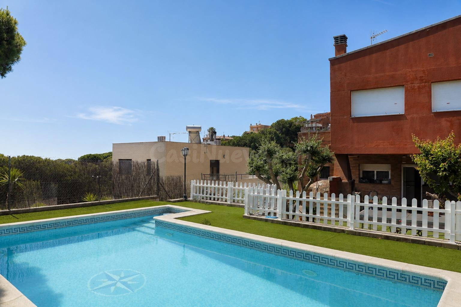 CASA EN VENTA EN CALELLA - VISTAS AL MAR Y PISCINA