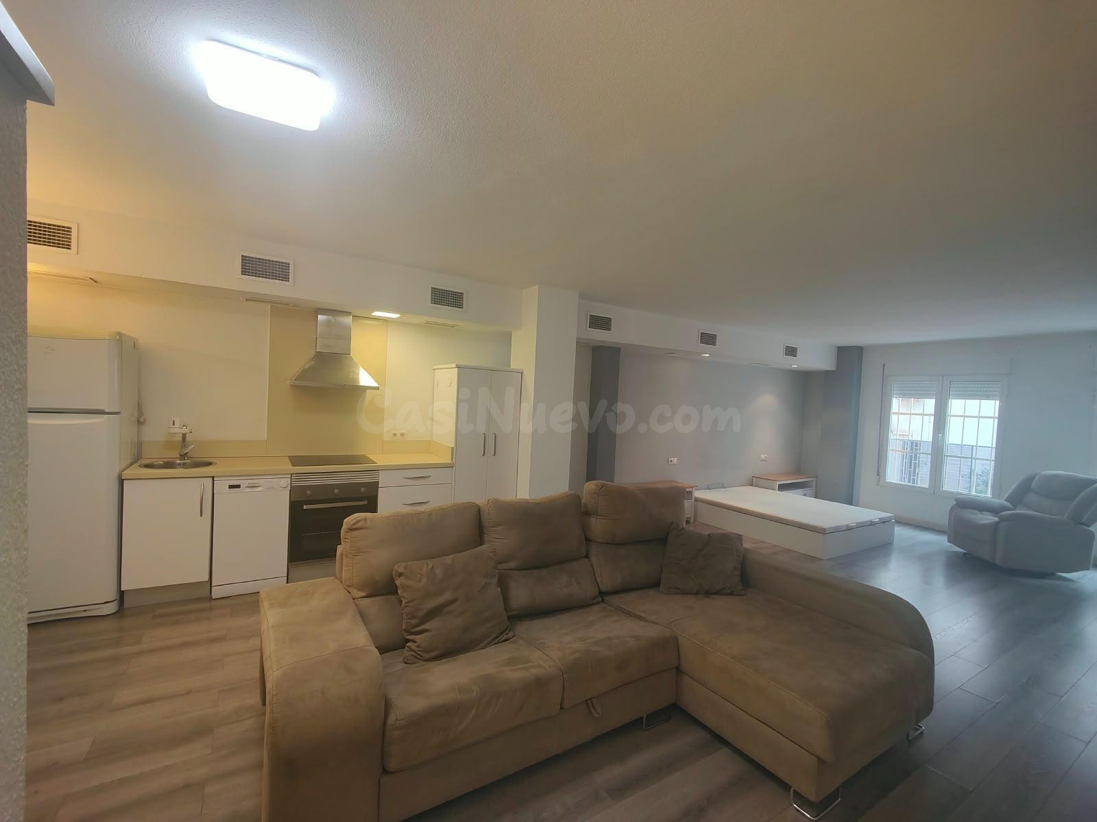 SE ALQUILA PRECIOSA OFICINA TIPO LOFT REFORMADA CON COCINA EN PLAZA SÉNECA - ALICANTE