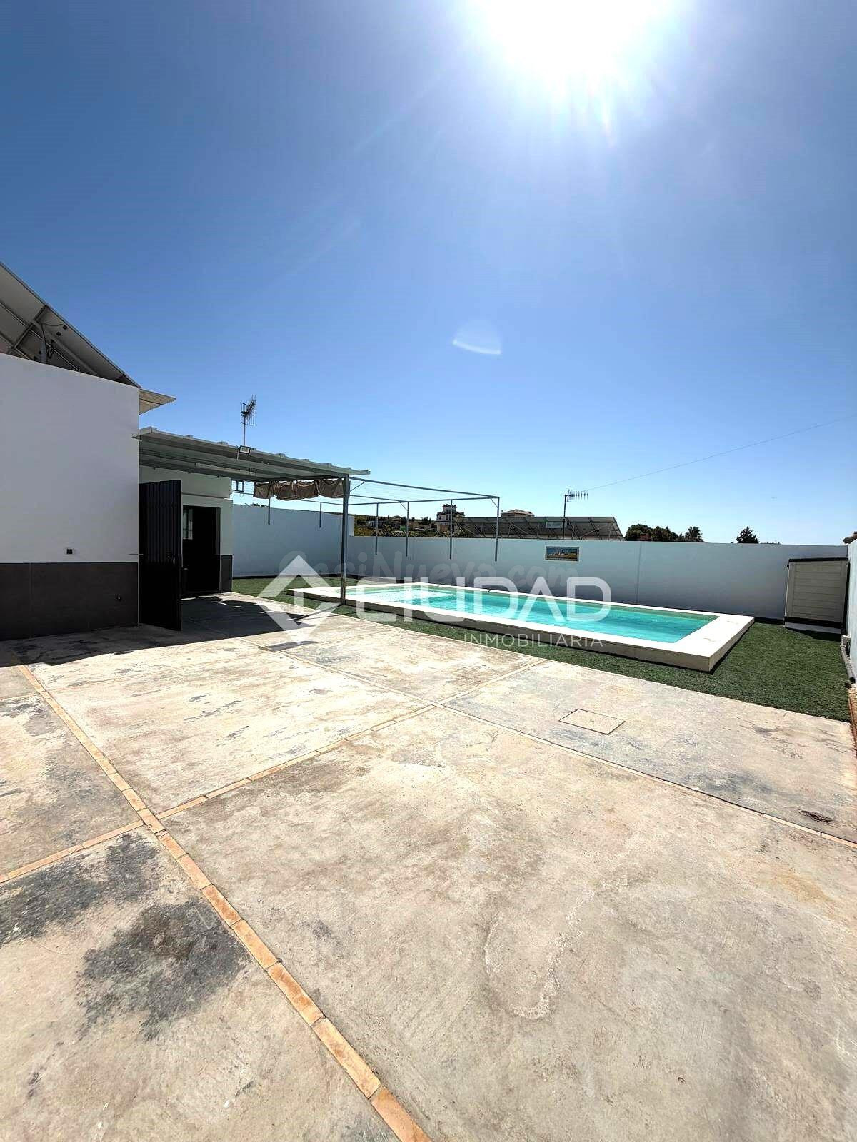 Parcela con construcción y piscina en Reventón Chico
