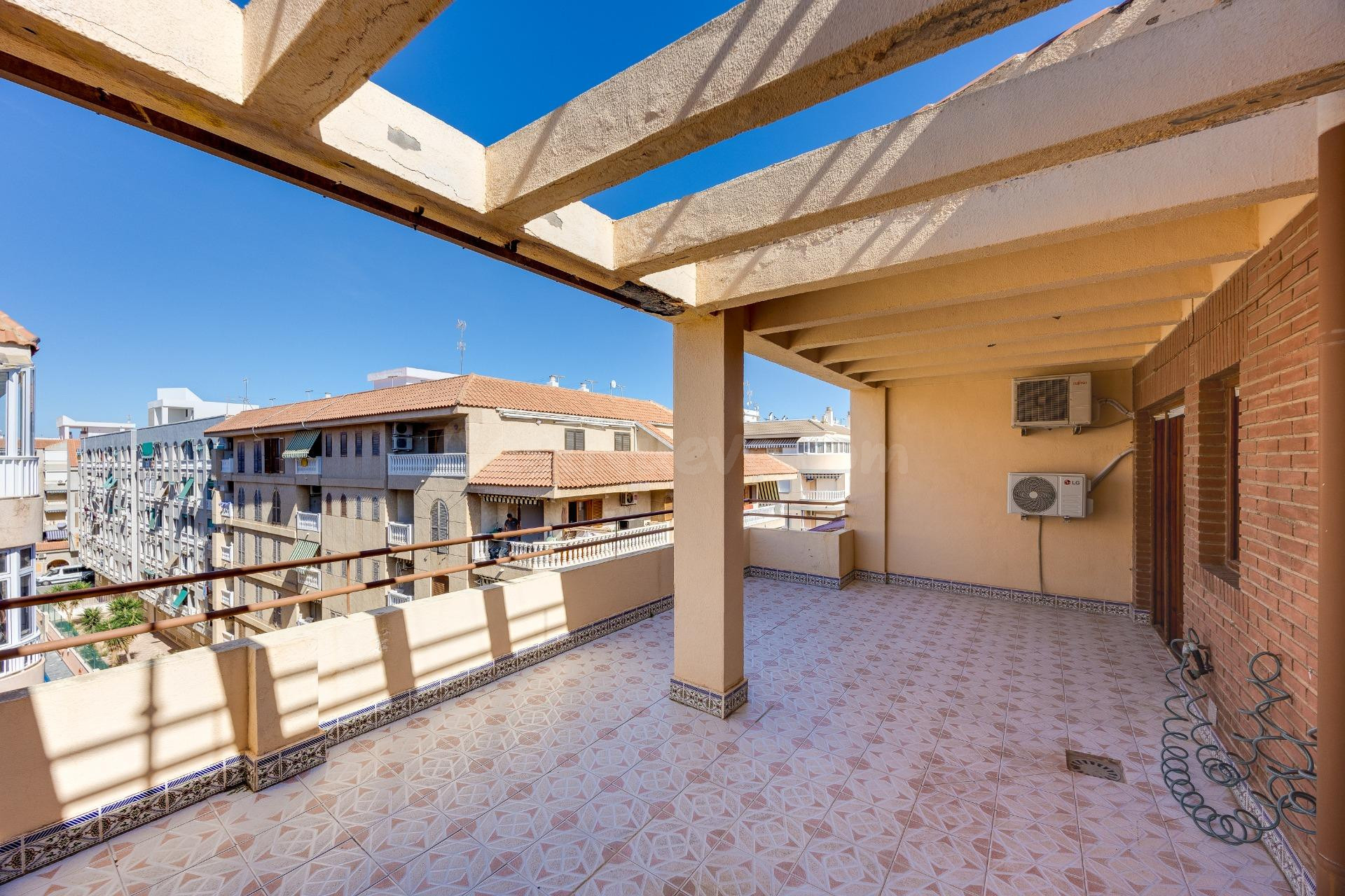 Atico de 2 dormitorios y gran terraza en Torrevieja - Acequión