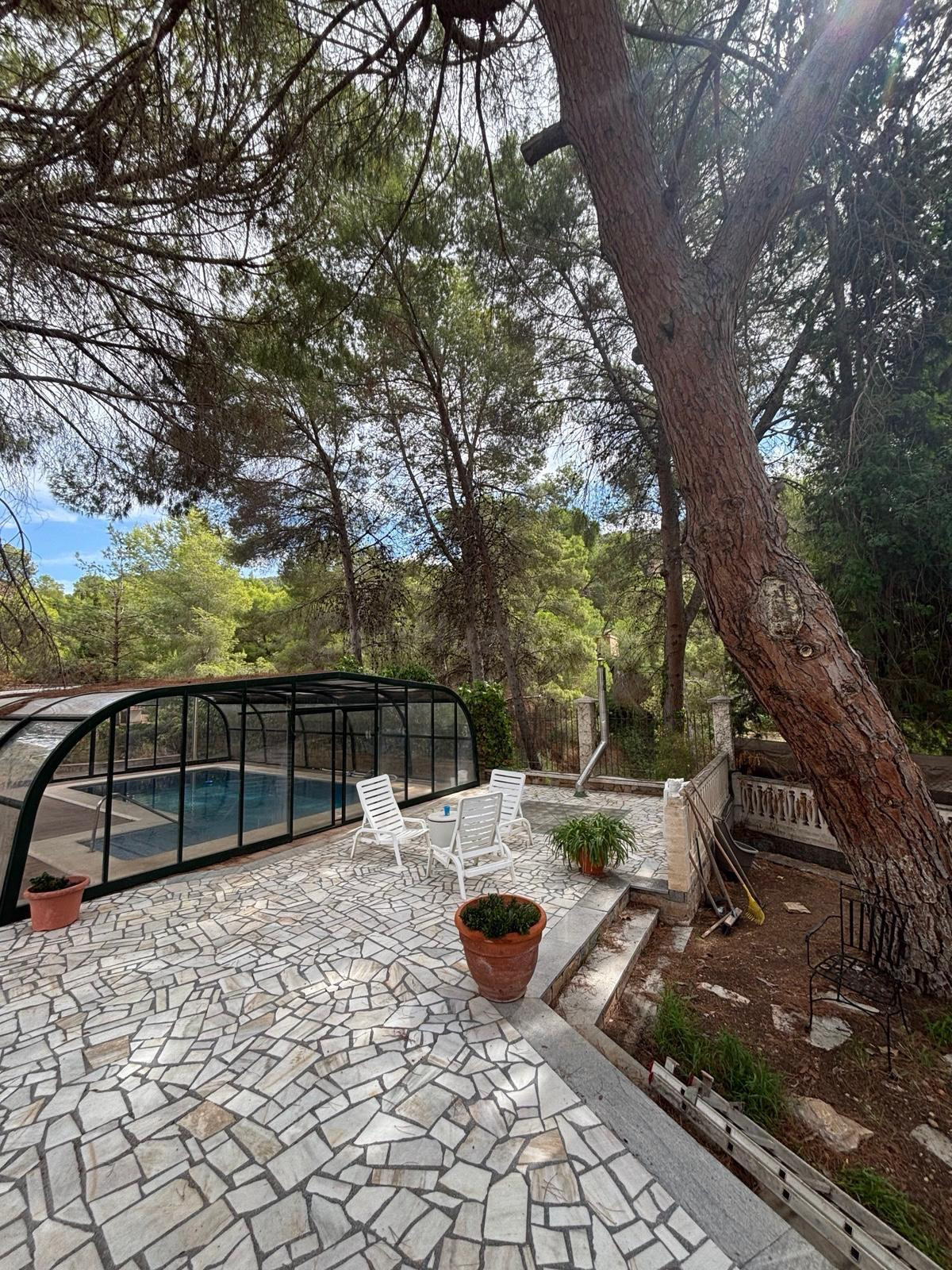 Chalet exclusivo con piscina cubierta de cristal y más de 300 m2 en urbanización Los Teatinos