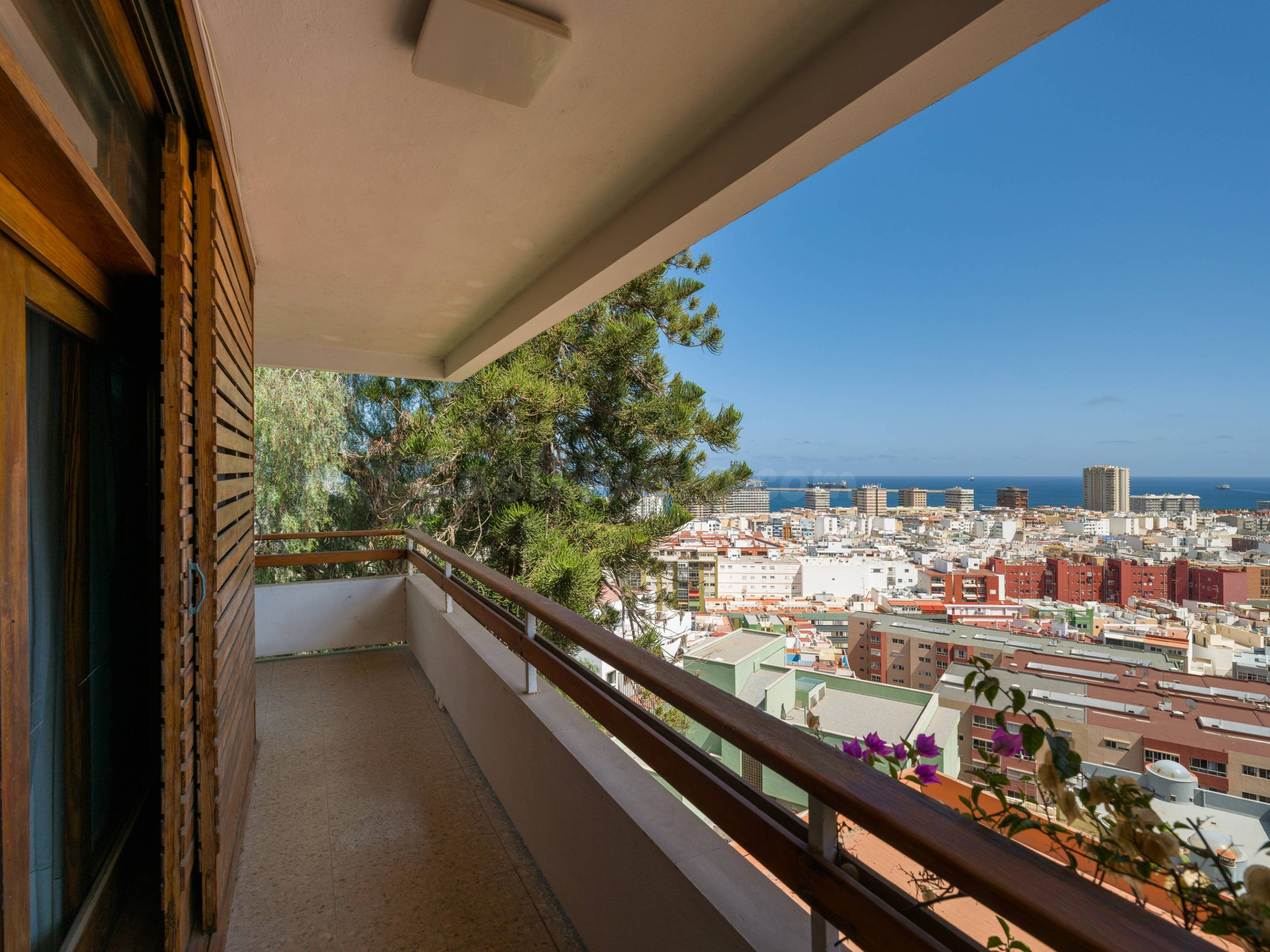 Chalet independiente junto a Paseo de Chil, con jardín, ascensor y vistas a la bahía