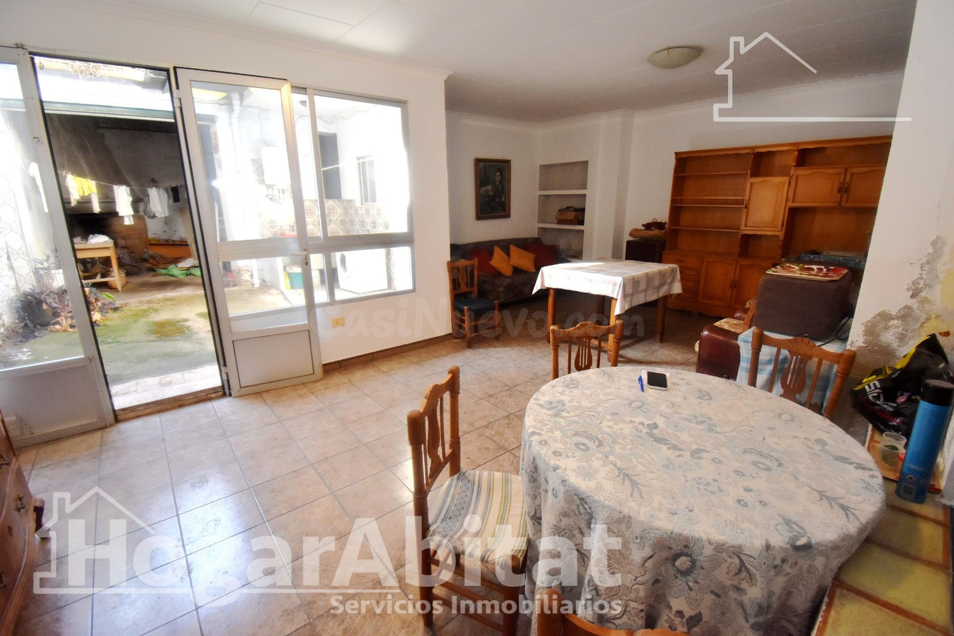 ¡Hazla a tu gusto! Gran casa para reformar con terraza y balcón, cerca del ayuntamiento