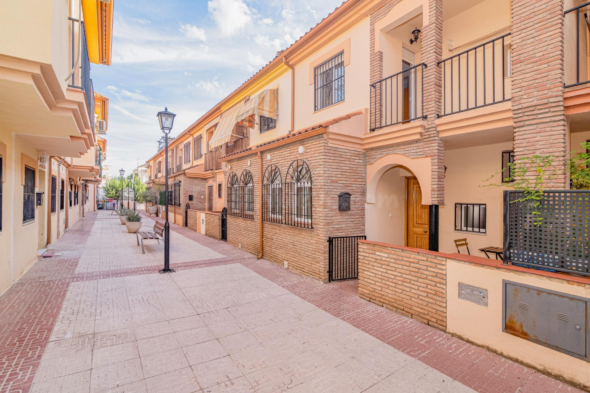 OPORTUNIDAD EN VENTA DE CASA ADOSADA DE 3 DORMITORIOS EN VEGAS DEL GENIL