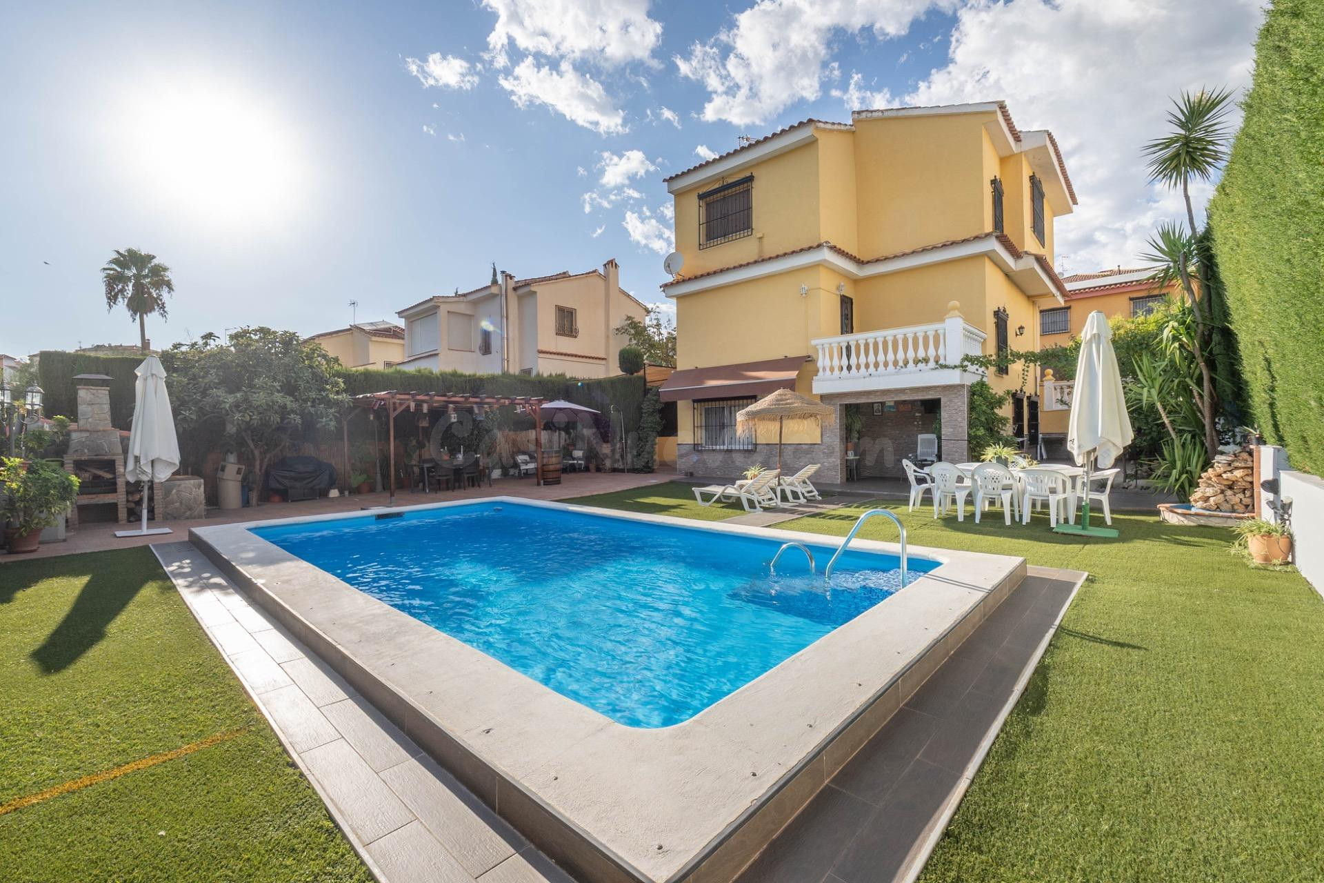 CHALET CON PISCINA Y JARDÍN A SOLO 10 MINUTOS DE GRANADA