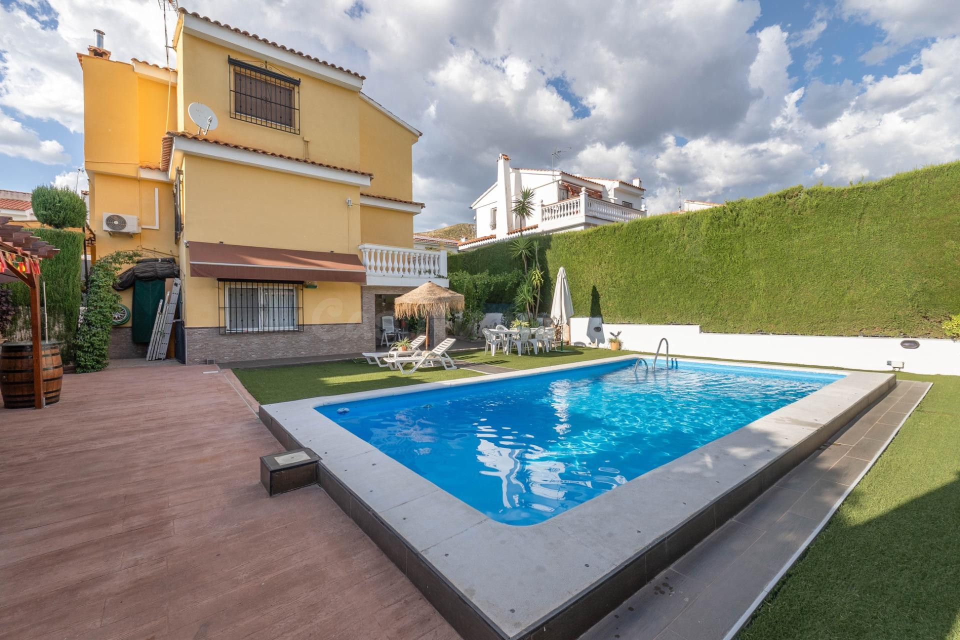 CHALET CON PISCINA Y JARDÍN A SOLO 10 MINUTOS DE GRANADA