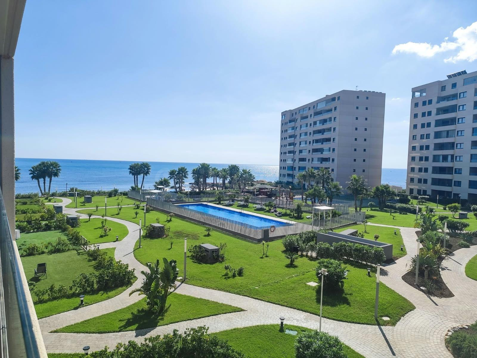APARTAMENTO A ESTRENAR EN PRIMERA LINEA Y CON VISTAS AL MAR  EN RESIDENCIAL POSIDONIA