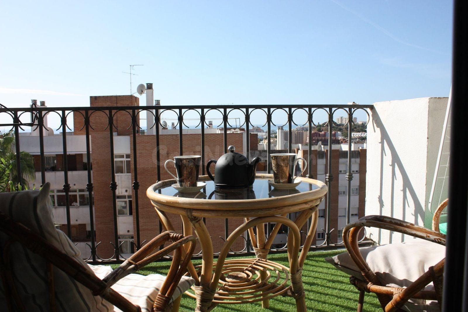 Piso con terraza, vistas al mar y plaza de garaje en Arroyo de la Miel, Benalmádena