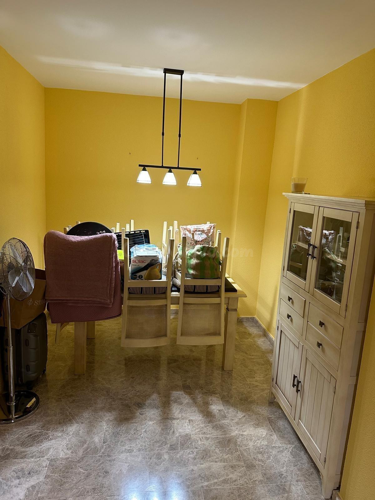 Piso en San Fernando de tres dormitorios, dos cuartos de baño y patio para entrar a vivir