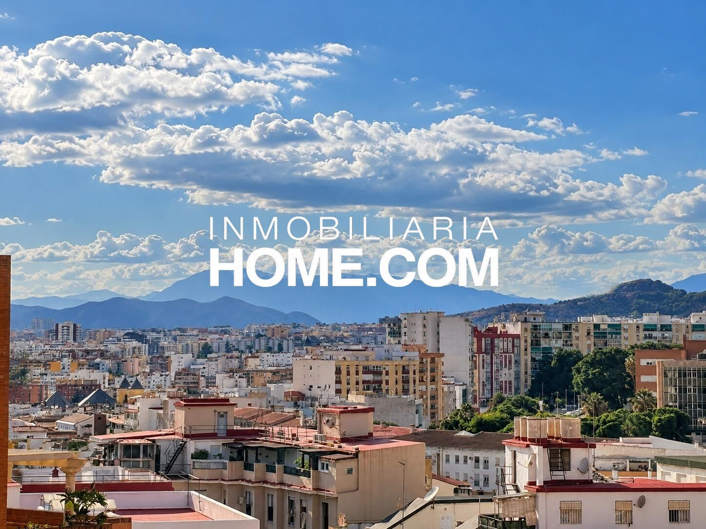 Amplio piso semireformado con terraza orientación sur en La Victoria, junto a Plaza de la Merced y a 5 minutos del Centro Histórico de Málaga
