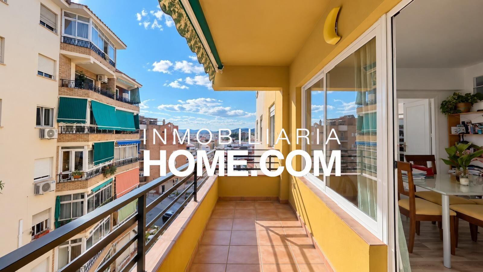 Amplio piso semireformado con terraza orientación sur en La Victoria, junto a Plaza de la Merced y a 5 minutos del Centro Histórico de Málaga