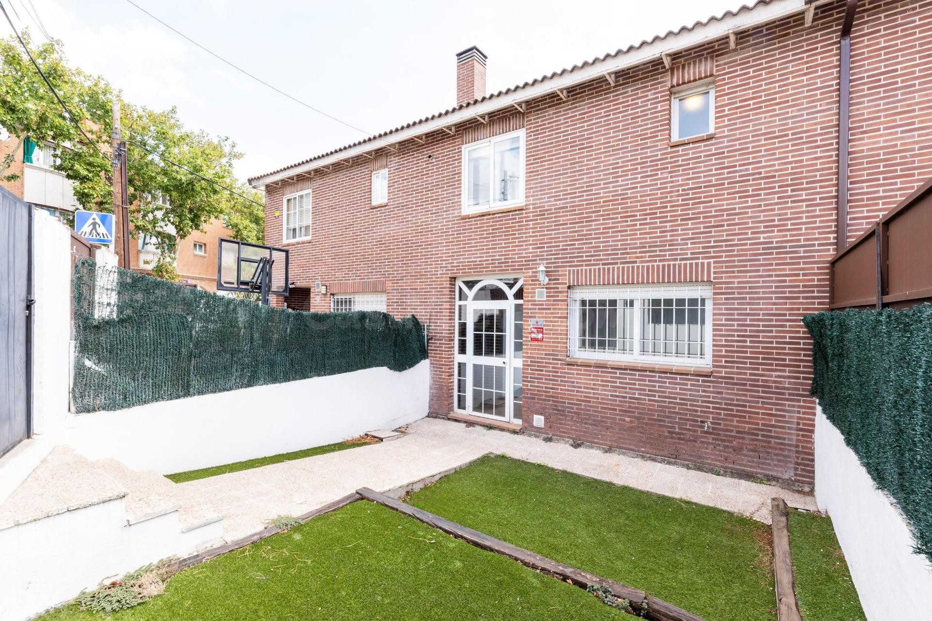 Chalet en pleno centro de Torrelodones, para disfrutar de la - foto 2