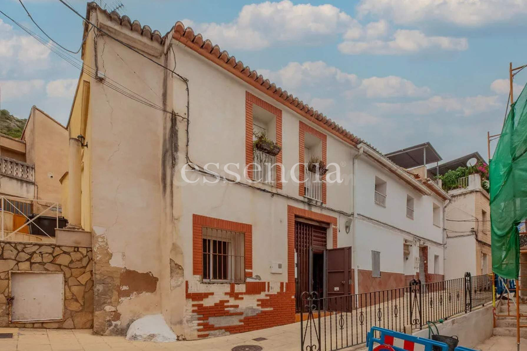 Casa adosada con encanto y gran potencial en Palma de Gandía