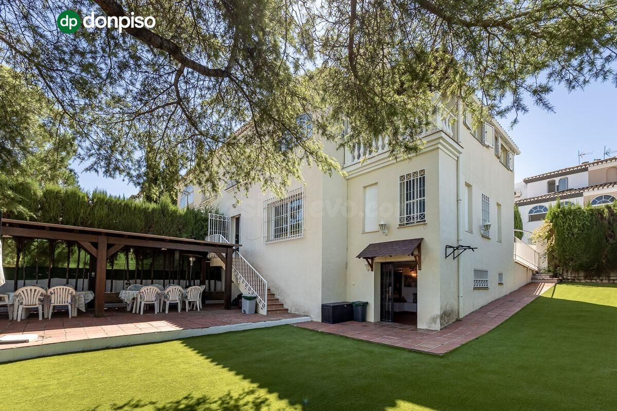 CASA PAREADA EN LA ZUBIA CON PISCINA, ZONA DE BARBACOA Y JARDÍN