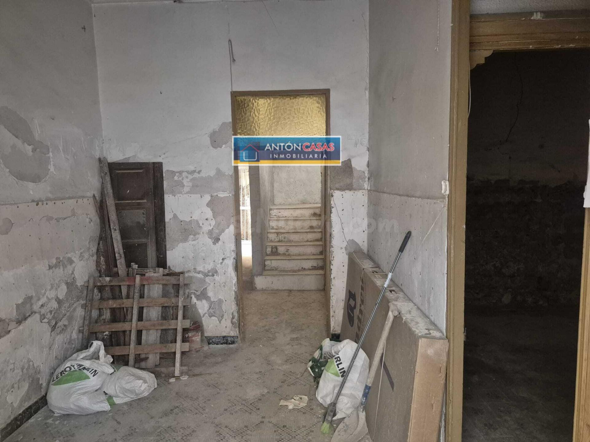 CASA CÉNTRICA EN NOVELDA PARA REFORMAR - foto 3