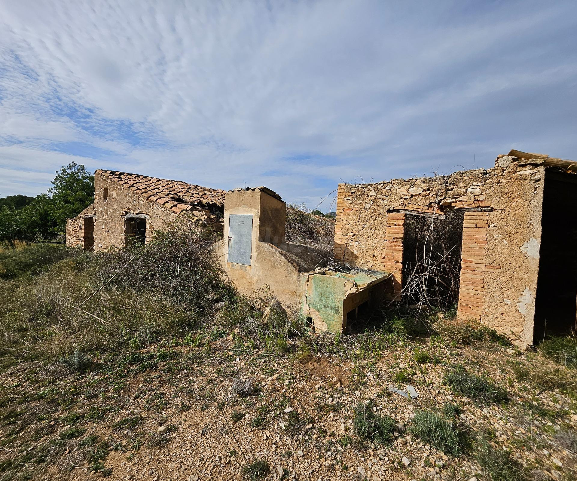 Finca Rústica de 6,5 hectáreas, plana, con casa de campo de 150 M2