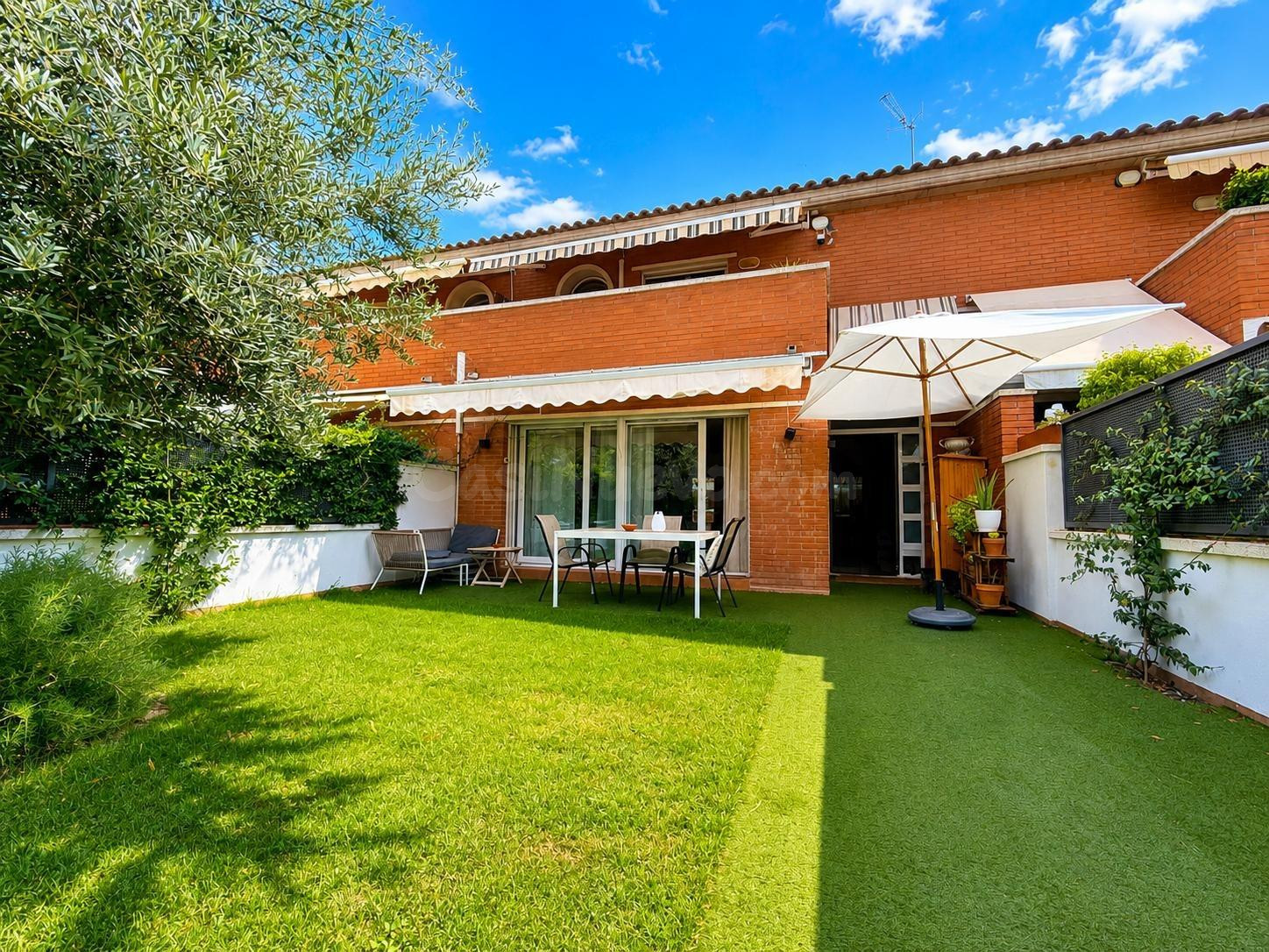 Chalet adosado completamente reformado en 2024, con jardín, 