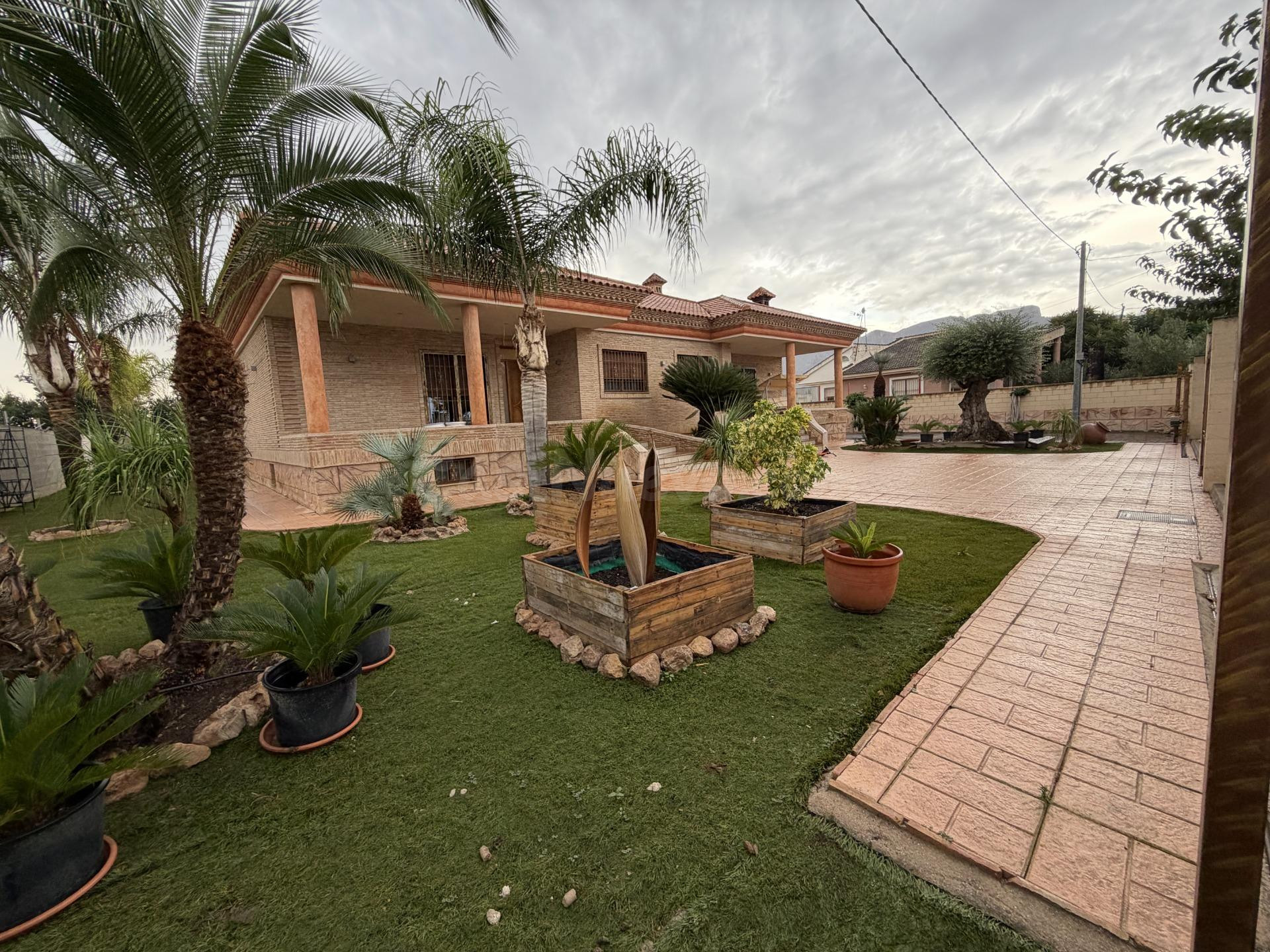 Chalet independiente con 400 m2 construidos, gran parcela y garaje
