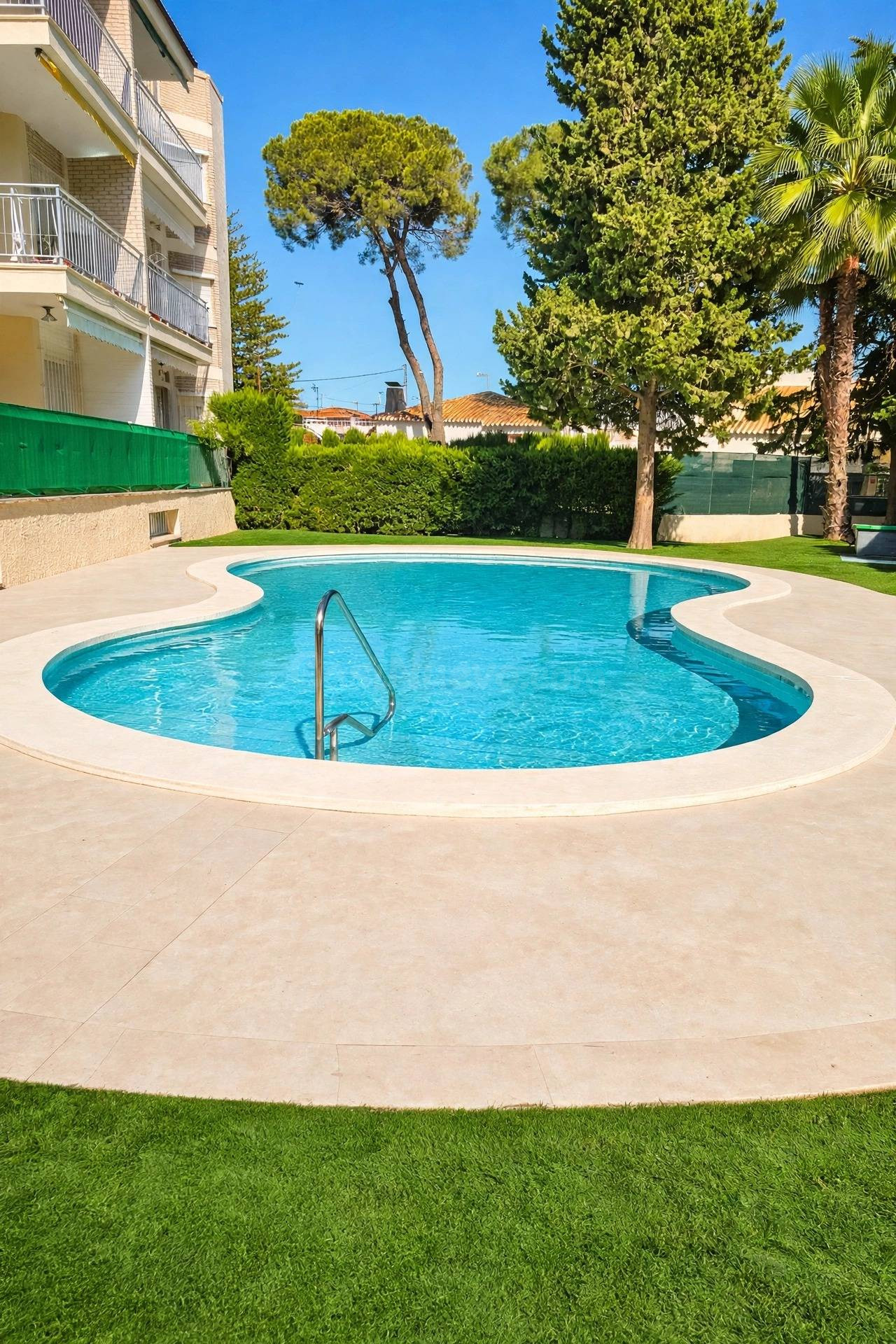 Piso reformado de 3 dormitorios con piscina, cerca de la playa – Santiago de la Ribera.