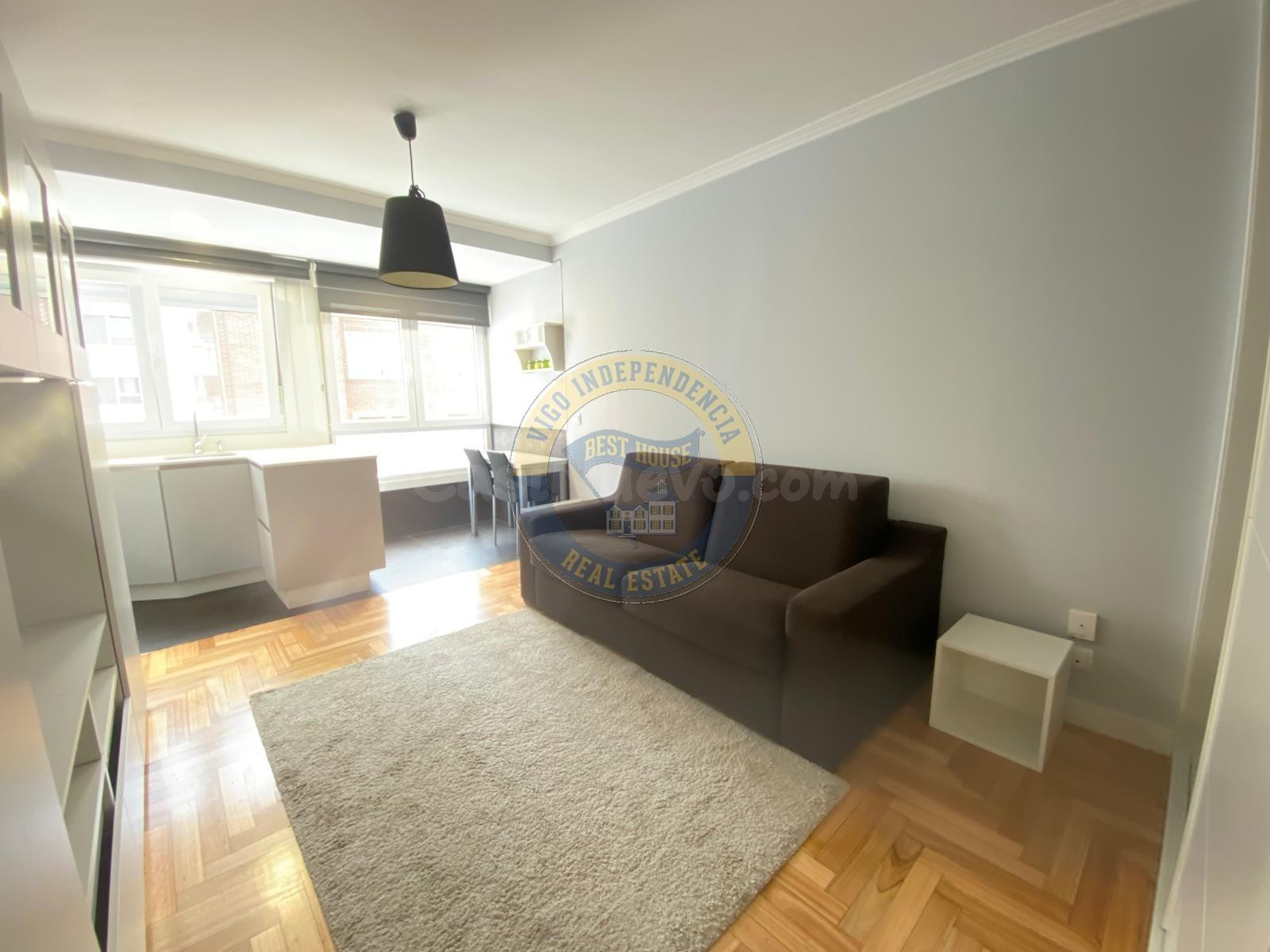 CÉNTRICO ESTUDIO AMUEBLADO DE 43 M2 CON TRASTERO. SÓLO SE PAGA LUZ
