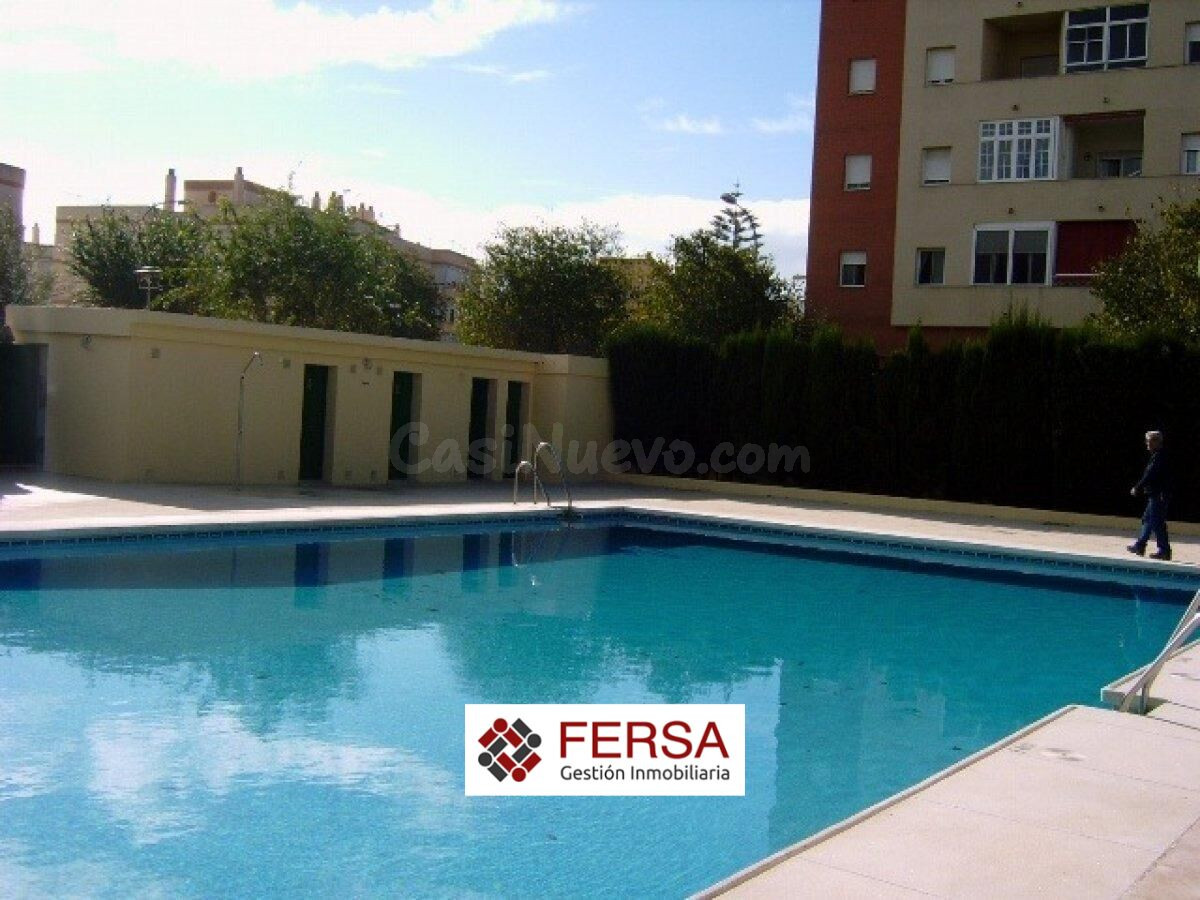 PISO AMUEBLADO EN ALQUILER CON ZONAS COMUNES CON JARDINES Y PISCINA