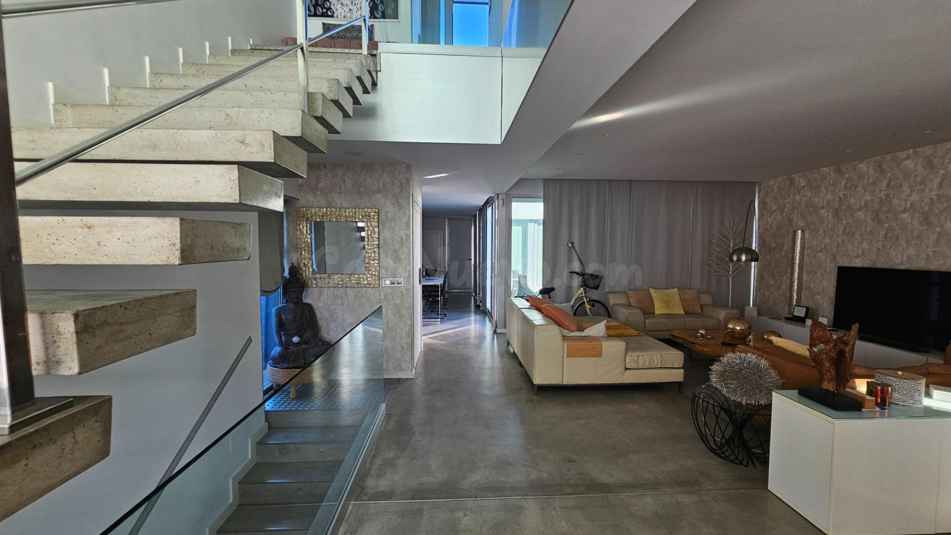 EXCLUSIVA PROPIEDAD CON PISCINA, ASCENSOR Y GRAN GARAJE EN C
