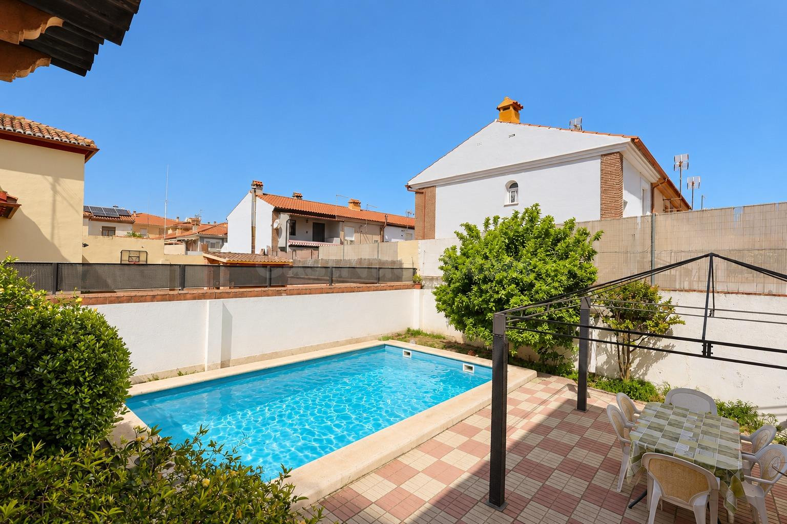 Chalet independiente con piscina en Híjar, Las Gabias