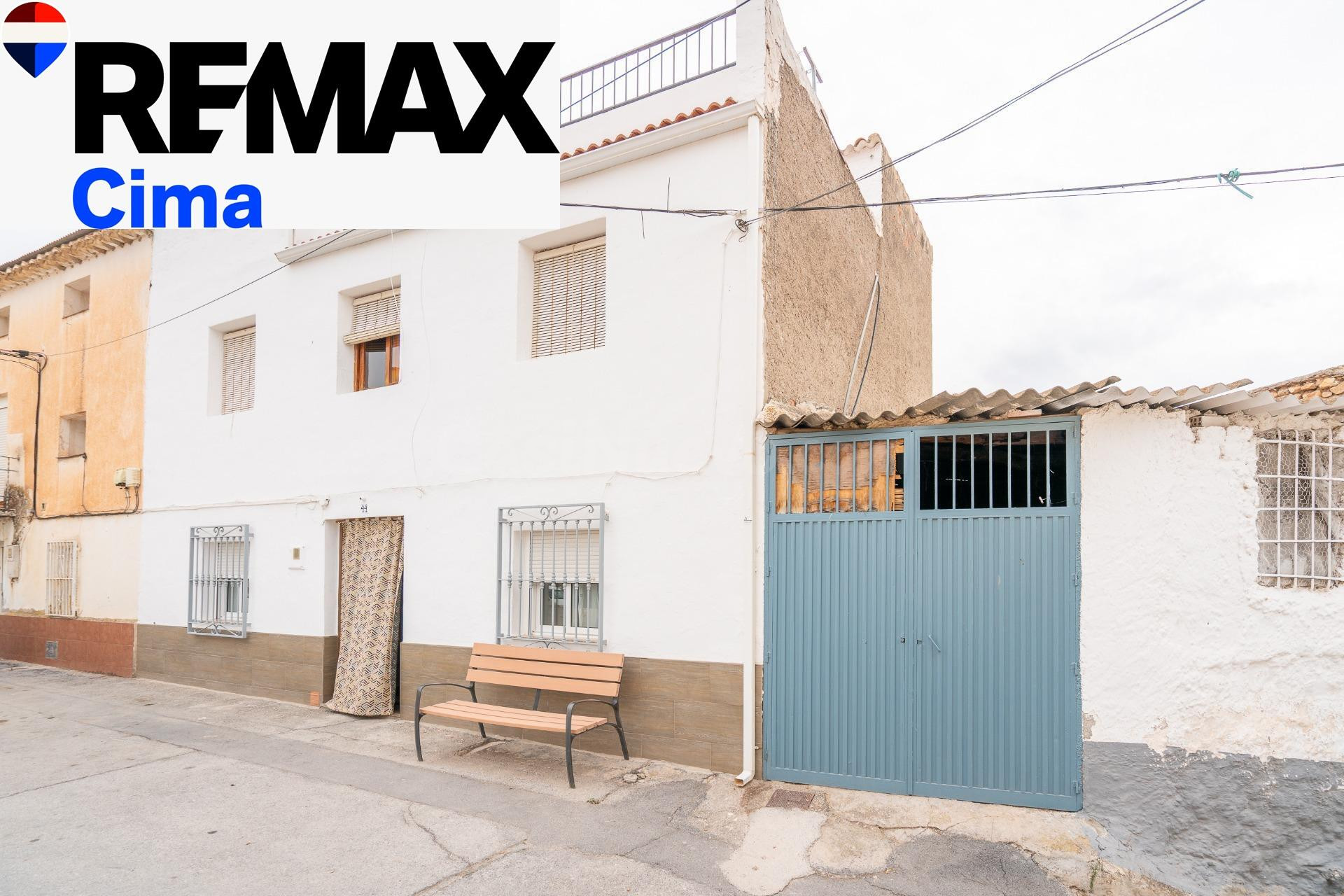 CASA CON PATIO, ALMACÉN Y PLANTA BAJA COMPLETA EN ZÚJAR
