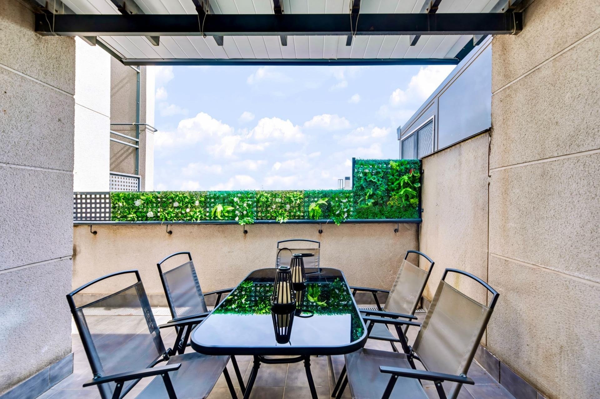 ÁTICO CON TERRAZA, GARAJE Y TRASTERO EN ADELFAS – 2 DORMITORIOS, 2 BAÑOS, PISCINA Y GIMNASIO