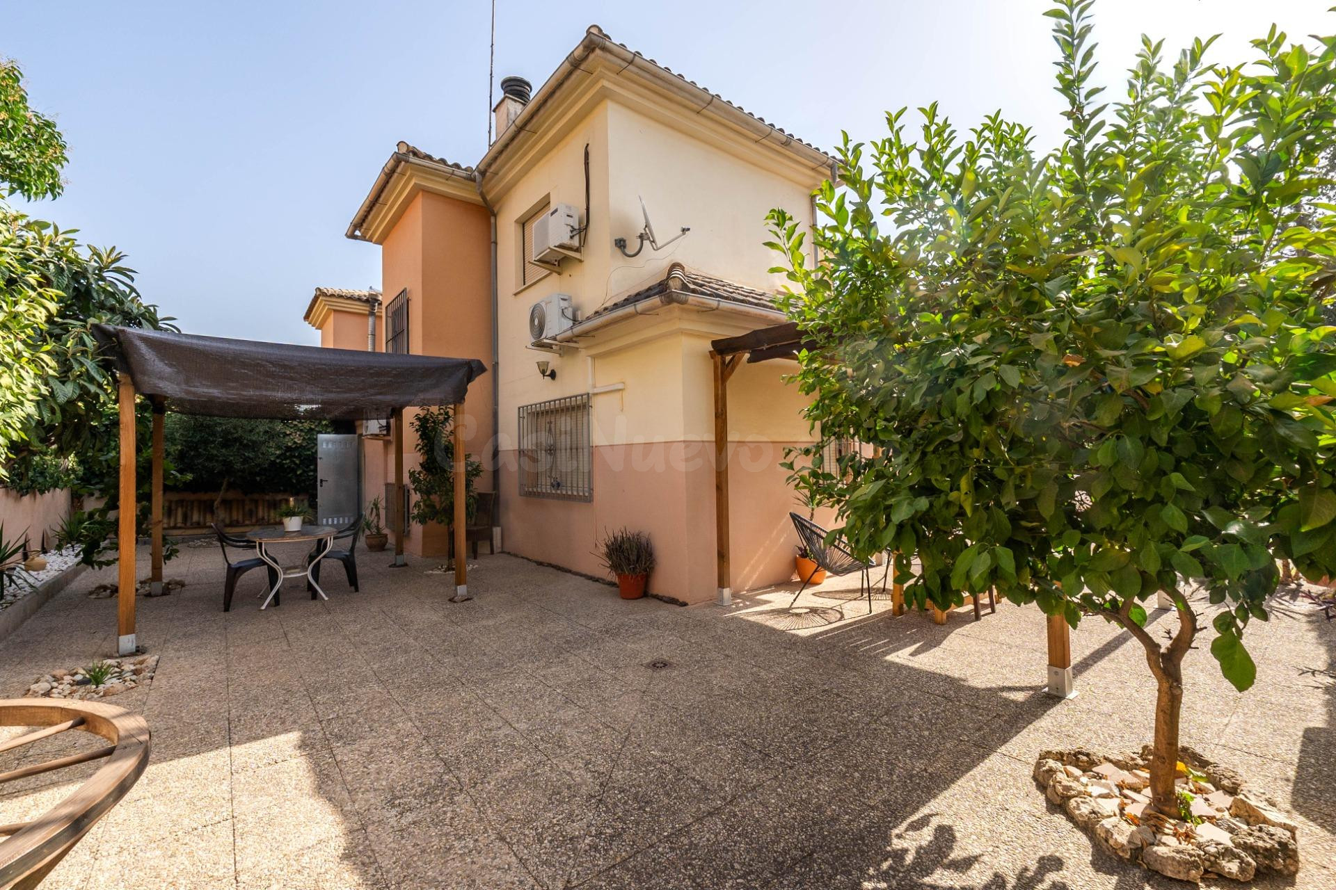 EXCLUSIVA VIVIENDA CON PISCINA PRIVADA EN URBANIZACIÓN "EL TORREÓN" EN ALBOLOTE