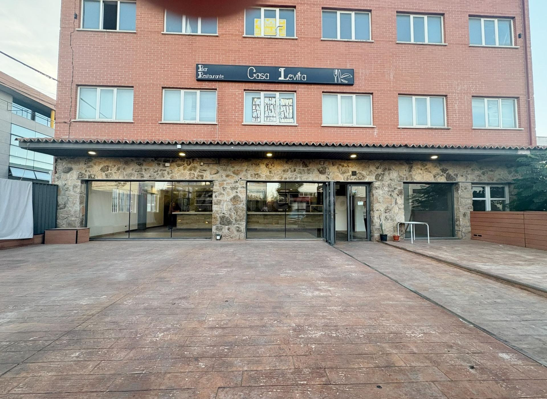 Local comercial 1 habitación 185m² en alquiler - Valdelacasa