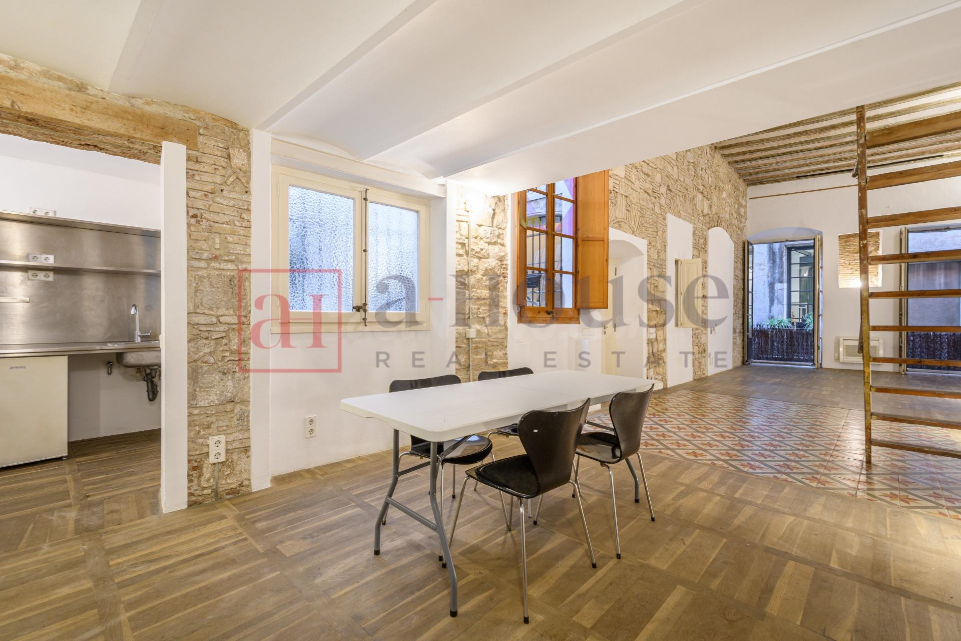PISO CON 2 LOFTS INDEPENDIENTES CON BALCON BAÑOS CADA UNO Y UNA EXCELENTE UBICACIÓN EN EL GÓTIC