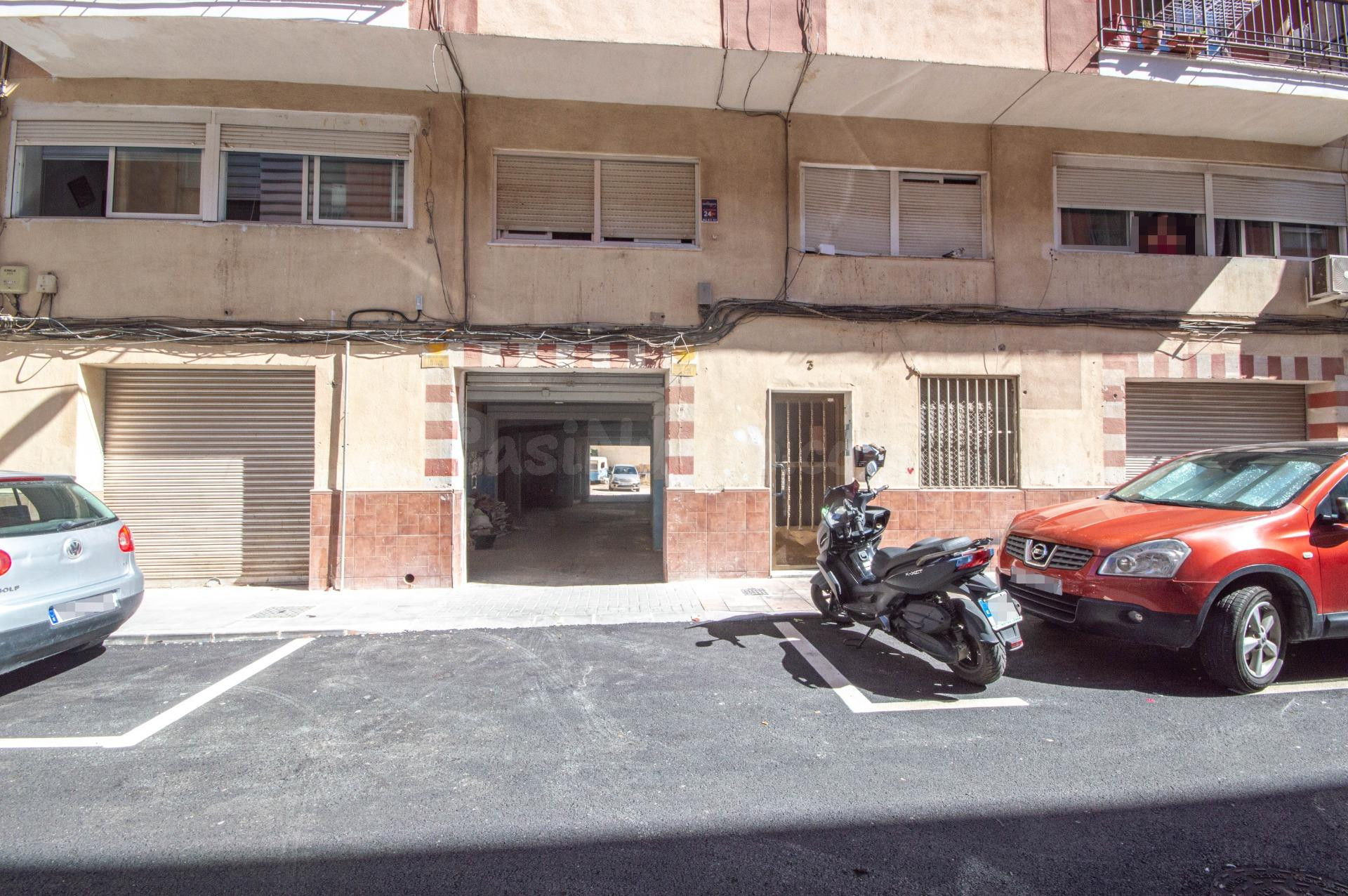 Local comercial de 333 m2 con gran patio de 200 m2 en calle Haití