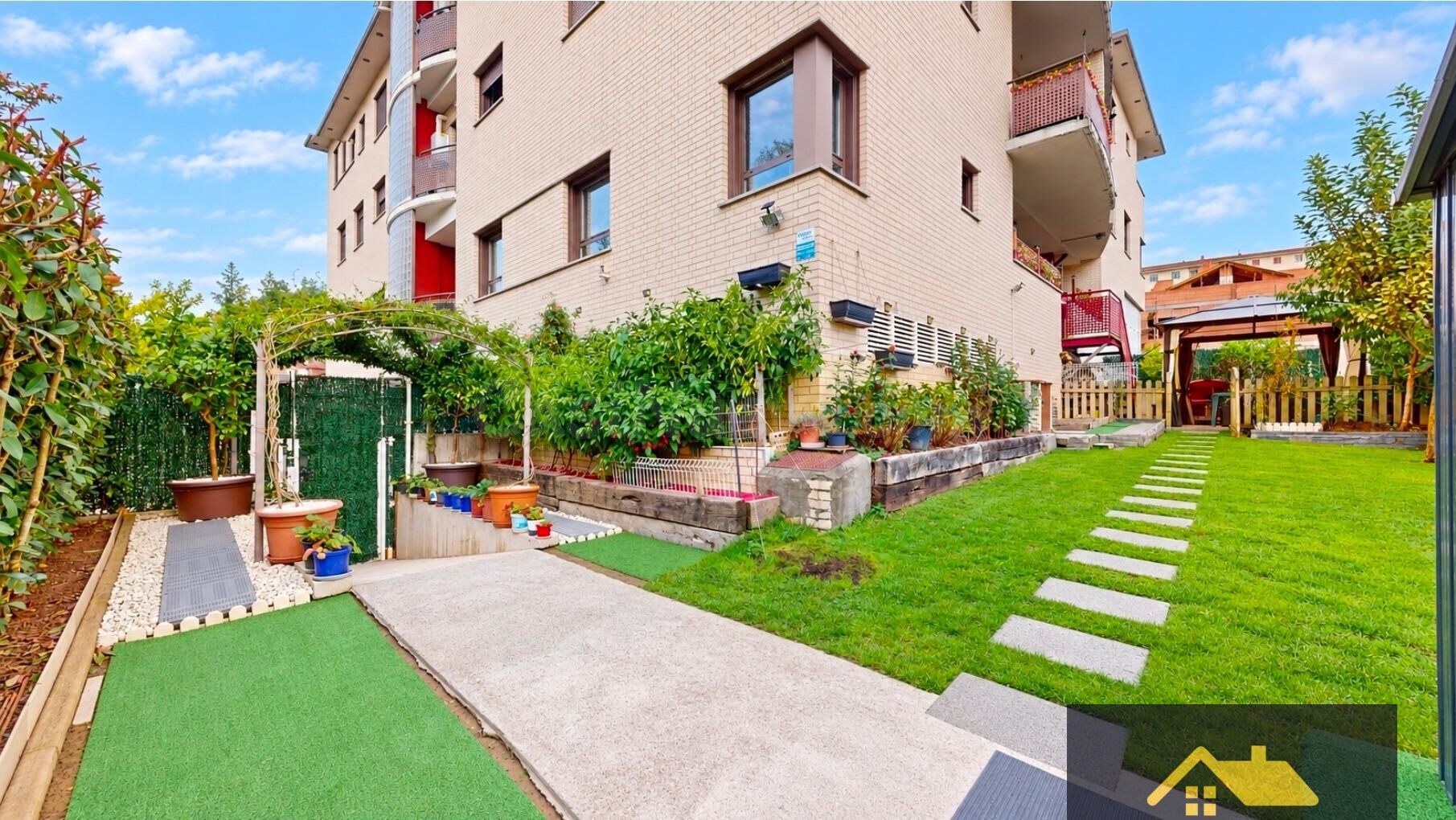 Se vende Bajo de 150m2 con jardín de 140m2 y 2 piscinas comu
