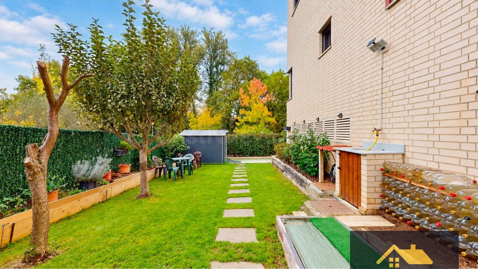 Se vende Bajo de 150m2 con jardín de 140m2 y 2 piscinas comu - foto 2