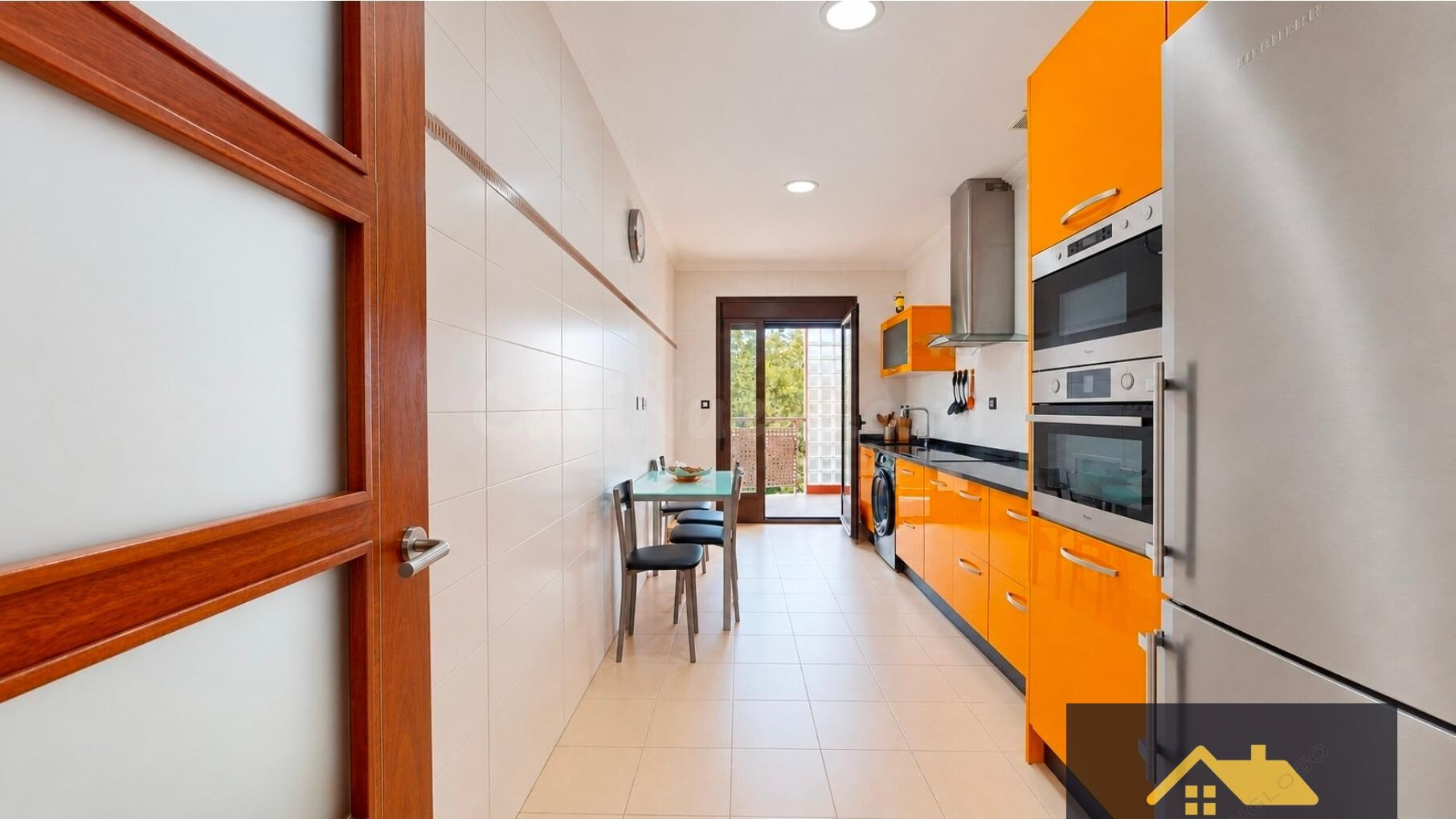 Se vende Bajo de 150m2 con jardín de 140m2 y 2 piscinas comu - foto 4