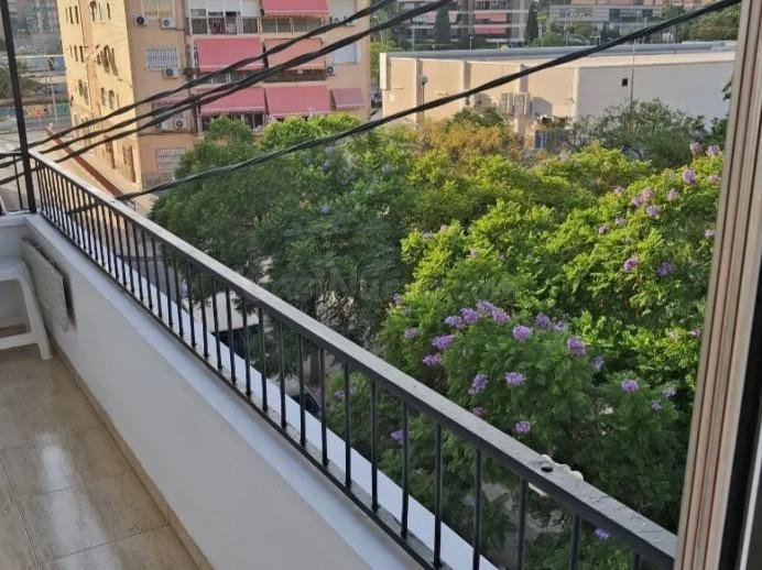 Piso reformado de 3 habitaciones con balcón y vistas al parque, junto al Hospital General