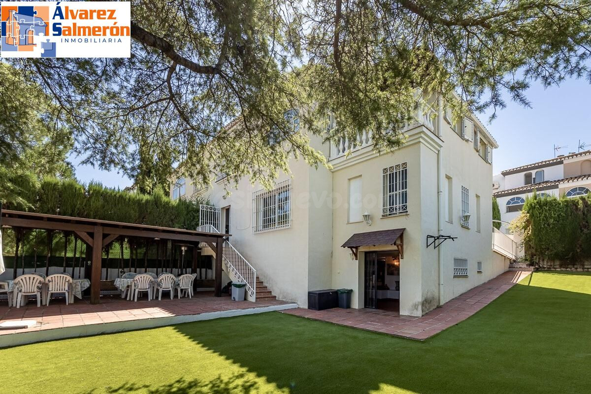 CASA PAREADA EN LA ZUBIA CON PISCINA, ZONA DE BARBACOA Y JARDÍN