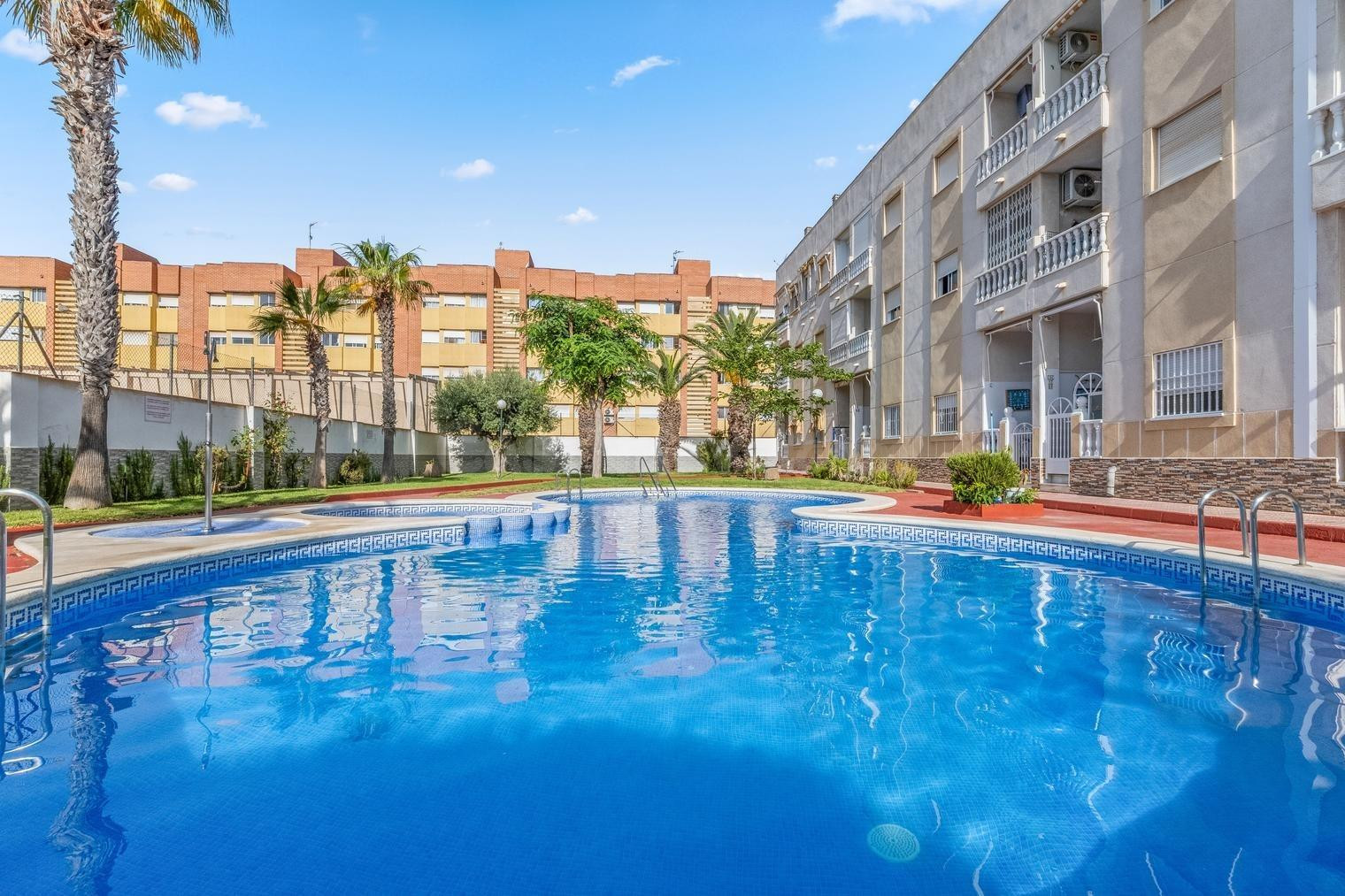 ☀️ ¡ENCANTADOR APARTAMENTO EN EL CENTRO DE TORREVIEJA CON PISCINA! ‍♂️