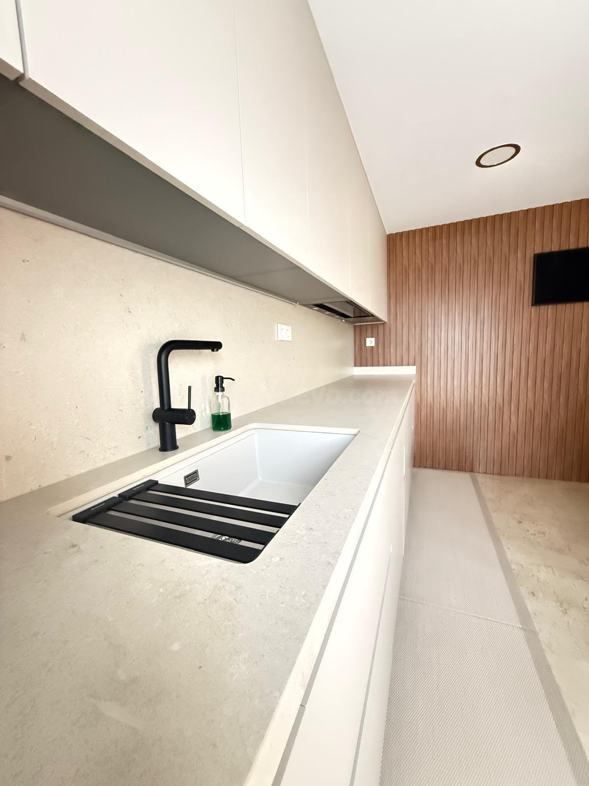 ¡OPORTUNIDAD EN PATERNA! CHALET DE 319 m2 CON PISCINA, 4 DOR - foto 5