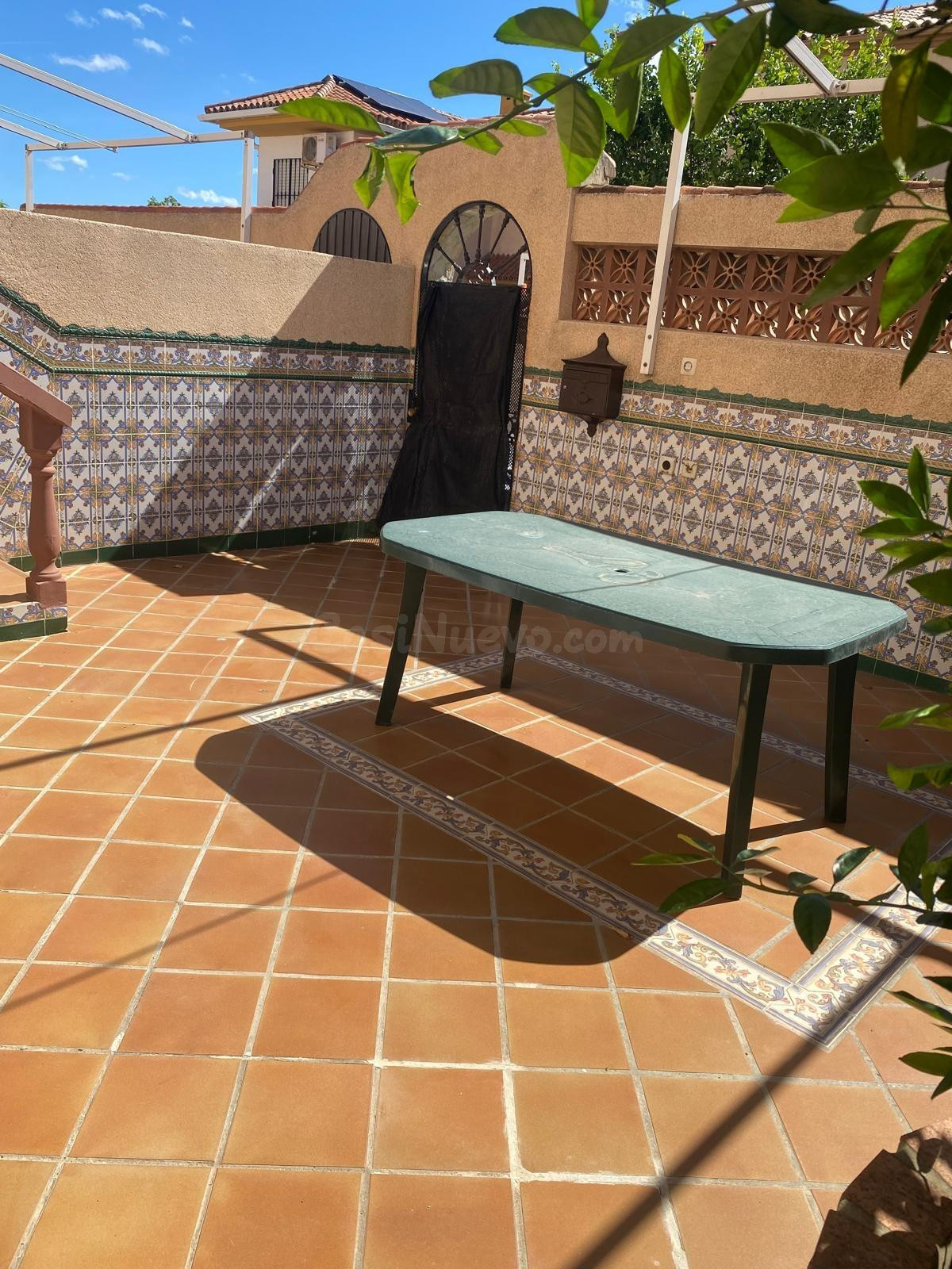 ¡ADOSADO EN SAN BERNABÉ CON GARAJE Y PATIO!