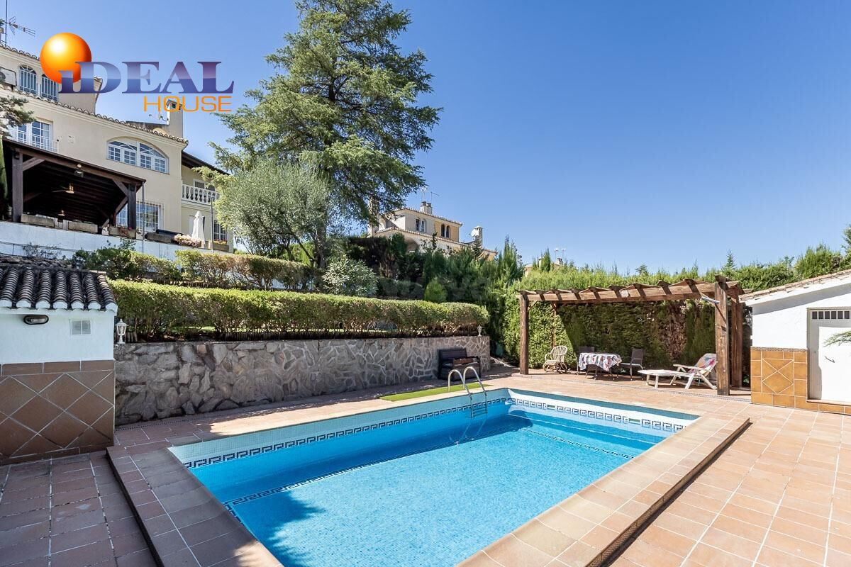 CASA PAREADA EN LA ZUBIA CON PISCINA, ZONA DE BARBACOA Y JARDÍN