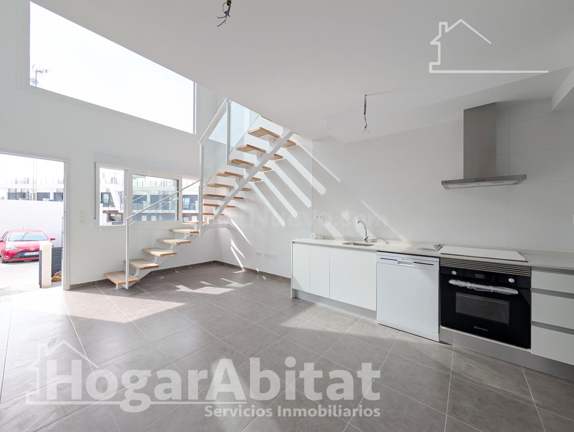 Estrena estilo de vida en este moderno adosado con gran porche, terraza, patio y piscina comunitaria