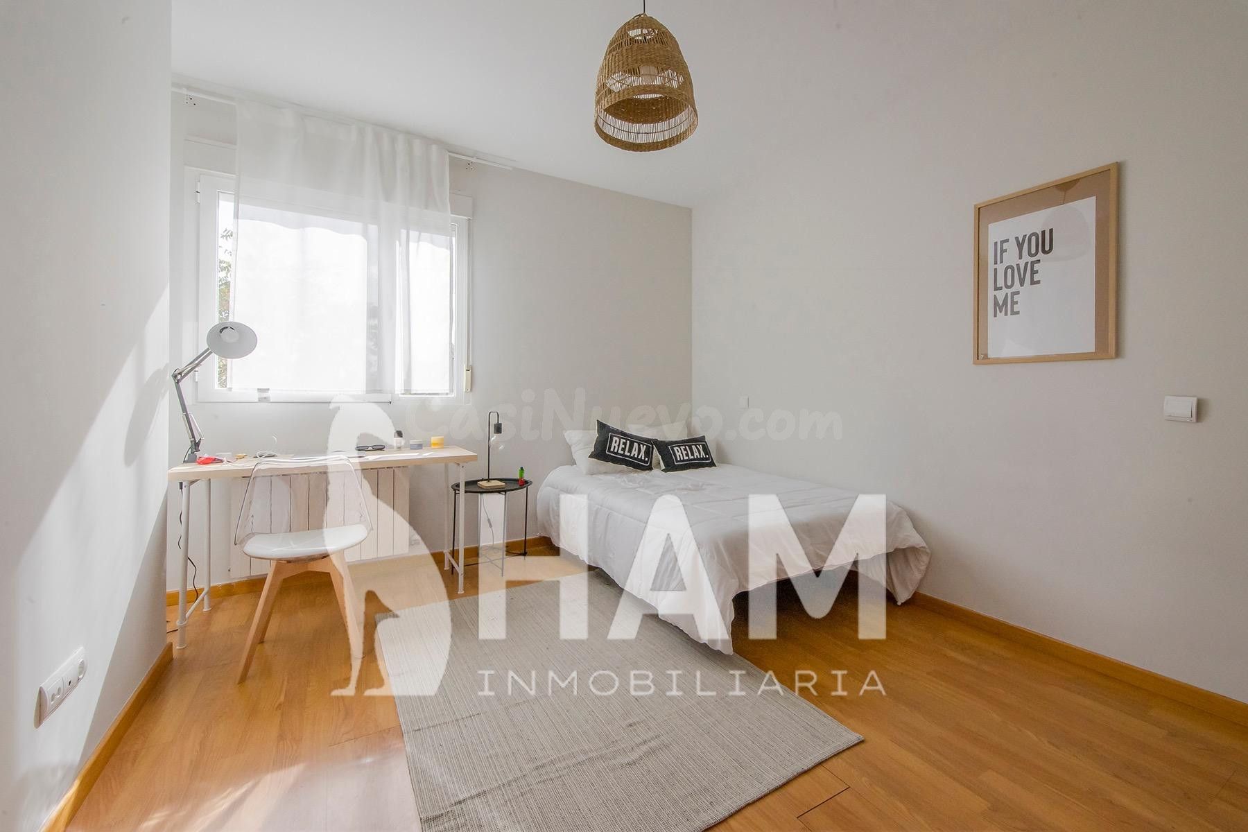Luminosa y amplia habitación.