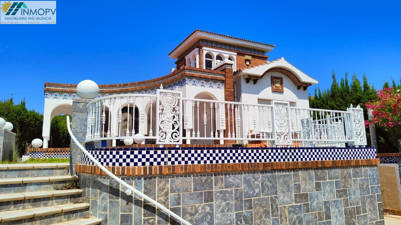 CHALET DE 280 M2 CON 1.600 M2 DE PARCELA, PISCINA Y 3 SUITES - foto 4