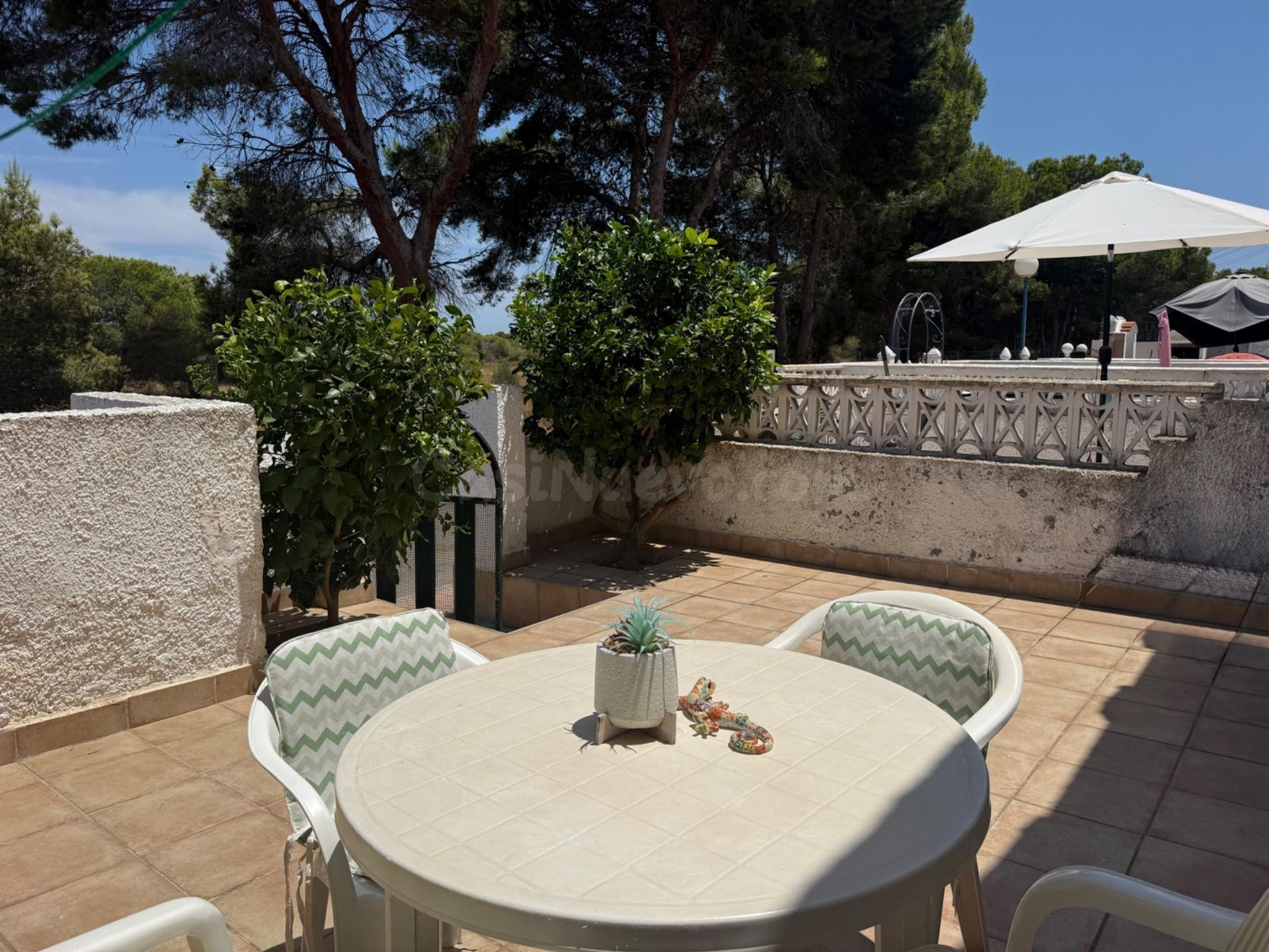 Encantador bungalow con amplia terraza privada y piscina comunitaria en El Chaparral, Torrevieja