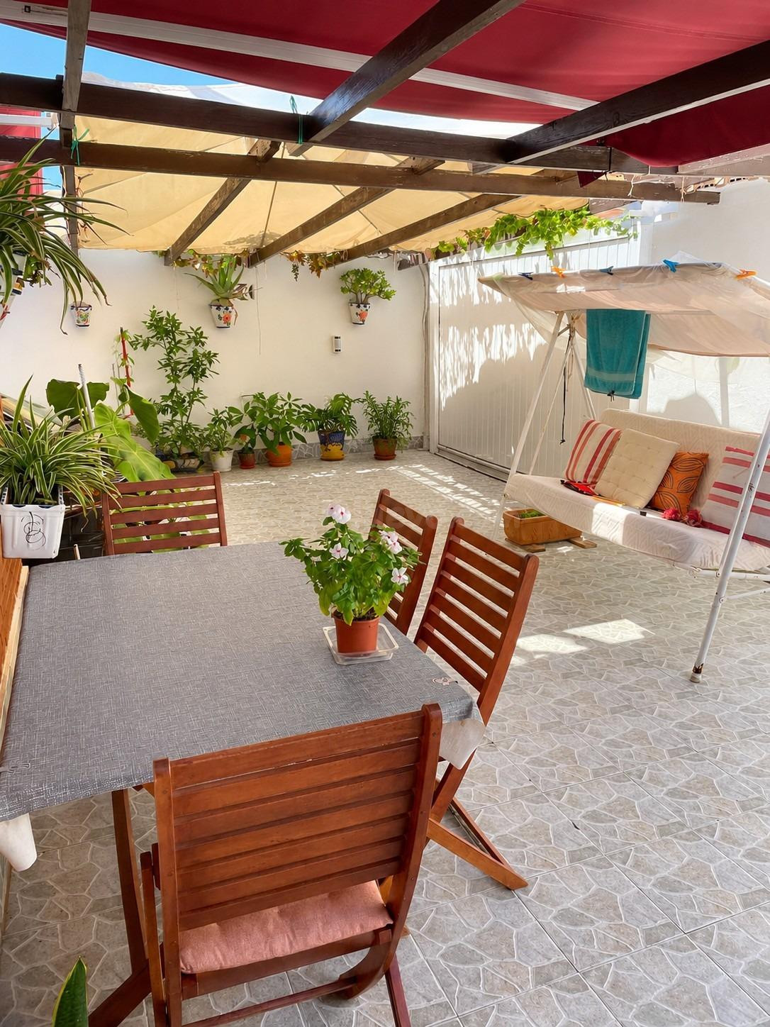 CHALET ADOSADO CON PISCINA PRIVADA EN LOS ALTOS – TORREVIEJA