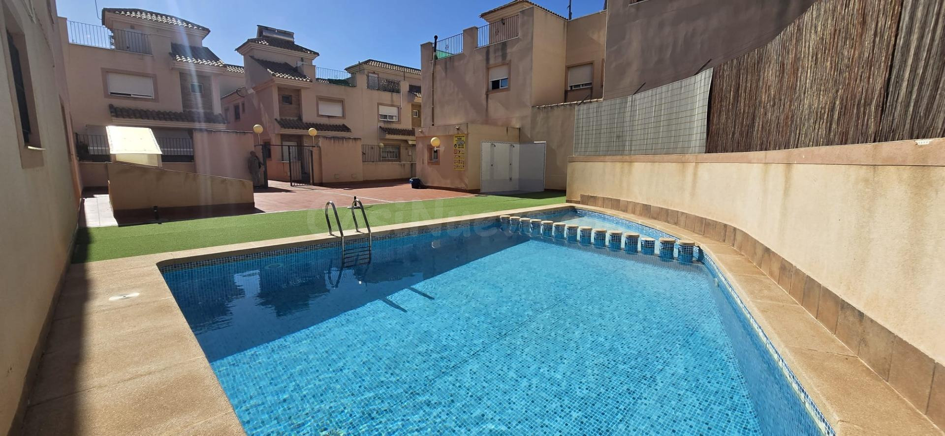 Chalet pareado con piscina privada, 4 dormitorios y amplios espacios exteriores en Nuevo San Javier