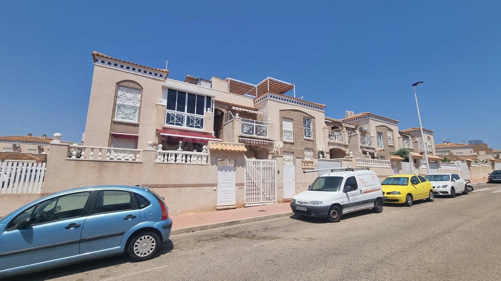 BUNGALOW EN PLANTA BAJA CON PISCINA COMUNITARIA - ZONA ALTOS DE LA BAHÍA, TORREVIEJA